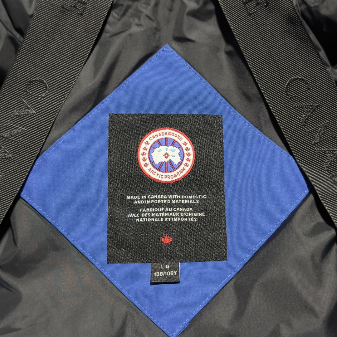 图片[8]-Canada Goose加拿大鹅 01款 Chilliwack 飞行员夹克短款羽绒服 大厂制造 原版定制辅料五金 采用优质国标羽绒填充 提供高效保暖 细节增强保暖：可调节的羽绒填充风帽，能有效阻挡寒风；罗纹袖口和下摆，不仅穿着舒适，还能锁住热量 手臂上有标志性的Canada Goose徽章，彰显品牌身份 面料：采用Arctic Tech面料，由83%聚酯纤维和17%棉混纺而成，具有防水、防风、防污的特性，且随着时间推移会形成独特的质感 口袋设计共有五个外部口袋，包括两个上层抓绒暖手口袋、两个下层按扣口袋和一个左袖笔袋；三个内部口袋，一个拉链安全口袋和两个网眼袋，方便实用 门襟拉链：双向拉链搭配隐藏式按扣门襟，可有效阻挡风雪，且操作方便 尺码：XS S M L XL XXL-选品中心