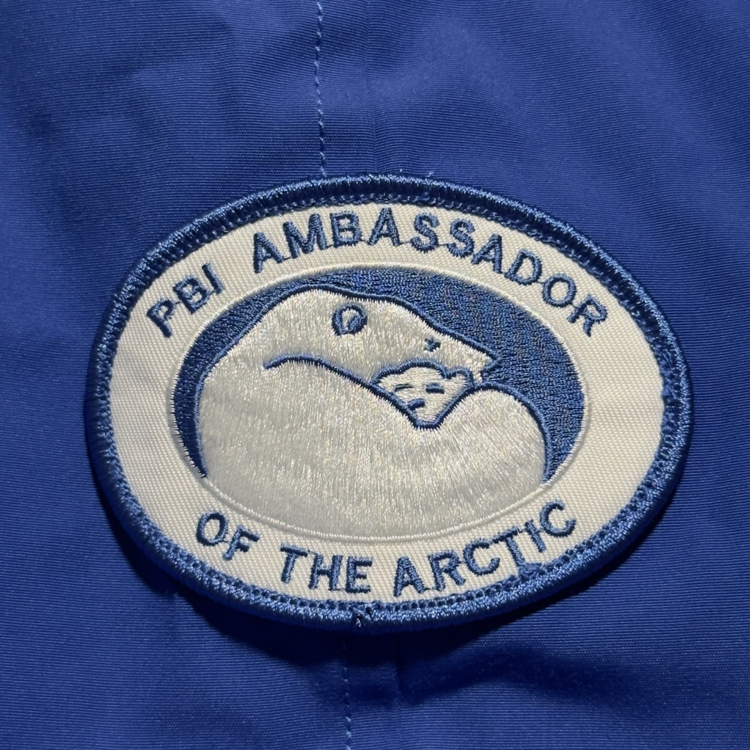 图片[6]-Canada Goose加拿大鹅 01款 Chilliwack 飞行员夹克短款羽绒服 大厂制造 原版定制辅料五金 采用优质国标羽绒填充 提供高效保暖 细节增强保暖：可调节的羽绒填充风帽，能有效阻挡寒风；罗纹袖口和下摆，不仅穿着舒适，还能锁住热量 手臂上有标志性的Canada Goose徽章，彰显品牌身份 面料：采用Arctic Tech面料，由83%聚酯纤维和17%棉混纺而成，具有防水、防风、防污的特性，且随着时间推移会形成独特的质感 口袋设计共有五个外部口袋，包括两个上层抓绒暖手口袋、两个下层按扣口袋和一个左袖笔袋；三个内部口袋，一个拉链安全口袋和两个网眼袋，方便实用 门襟拉链：双向拉链搭配隐藏式按扣门襟，可有效阻挡风雪，且操作方便 尺码：XS S M L XL XXL-选品中心