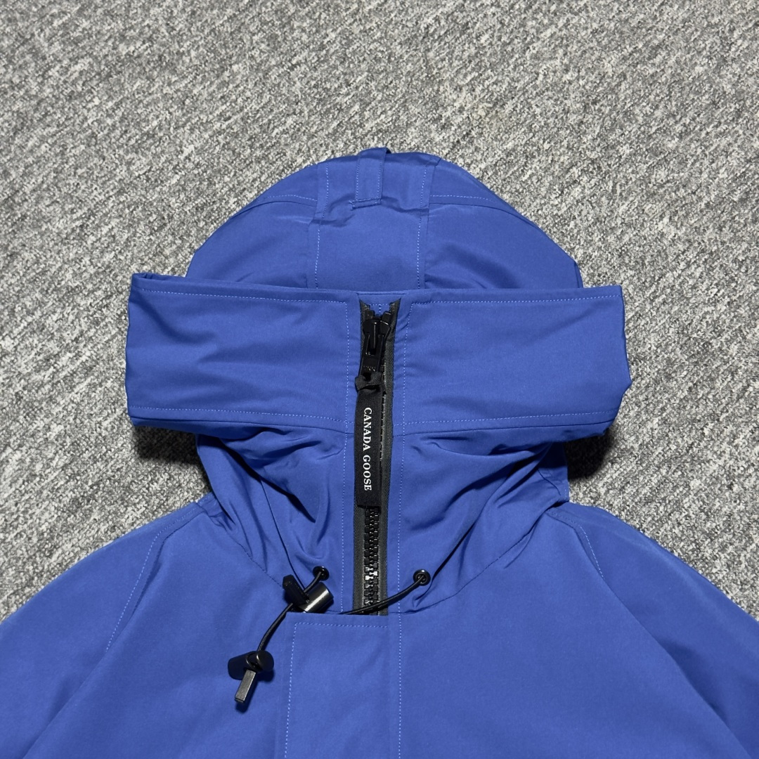 图片[2]-Canada Goose加拿大鹅 01款 Chilliwack 飞行员夹克短款羽绒服 大厂制造 原版定制辅料五金 采用优质国标羽绒填充 提供高效保暖 细节增强保暖：可调节的羽绒填充风帽，能有效阻挡寒风；罗纹袖口和下摆，不仅穿着舒适，还能锁住热量 手臂上有标志性的Canada Goose徽章，彰显品牌身份 面料：采用Arctic Tech面料，由83%聚酯纤维和17%棉混纺而成，具有防水、防风、防污的特性，且随着时间推移会形成独特的质感 口袋设计共有五个外部口袋，包括两个上层抓绒暖手口袋、两个下层按扣口袋和一个左袖笔袋；三个内部口袋，一个拉链安全口袋和两个网眼袋，方便实用 门襟拉链：双向拉链搭配隐藏式按扣门襟，可有效阻挡风雪，且操作方便 尺码：XS S M L XL XXL-选品中心