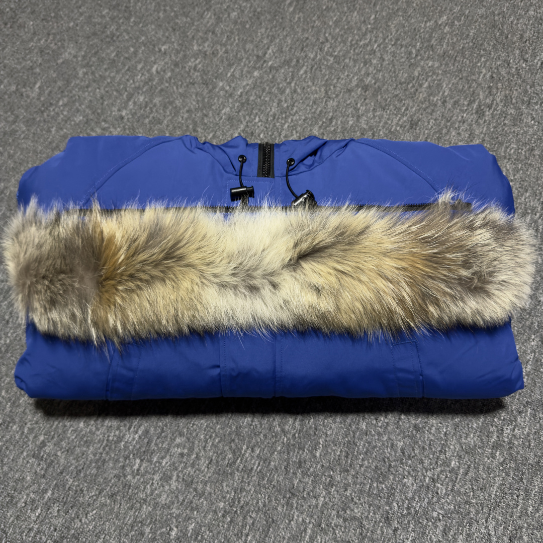 图片[5]-Canada Goose加拿大鹅 01款 Chilliwack 飞行员夹克短款羽绒服 大厂制造 原版定制辅料五金 采用优质国标羽绒填充 提供高效保暖 细节增强保暖：可调节的羽绒填充风帽，能有效阻挡寒风；罗纹袖口和下摆，不仅穿着舒适，还能锁住热量 手臂上有标志性的Canada Goose徽章，彰显品牌身份 面料：采用Arctic Tech面料，由83%聚酯纤维和17%棉混纺而成，具有防水、防风、防污的特性，且随着时间推移会形成独特的质感 口袋设计共有五个外部口袋，包括两个上层抓绒暖手口袋、两个下层按扣口袋和一个左袖笔袋；三个内部口袋，一个拉链安全口袋和两个网眼袋，方便实用 门襟拉链：双向拉链搭配隐藏式按扣门襟，可有效阻挡风雪，且操作方便 尺码：XS S M L XL XXL-选品中心