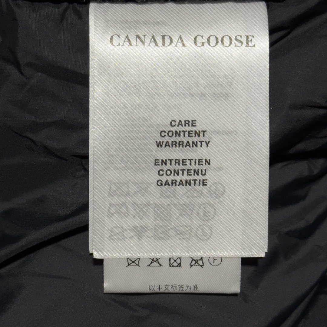 图片[8]-Canada Goose加拿大鹅 01款 Chilliwack 飞行员夹克短款羽绒服 大厂制造 原版定制辅料五金 采用优质国标羽绒填充 提供高效保暖 细节增强保暖：可调节的羽绒填充风帽，能有效阻挡寒风；罗纹袖口和下摆，不仅穿着舒适，还能锁住热量 手臂上有标志性的Canada Goose徽章，彰显品牌身份 面料：采用Arctic Tech面料，由83%聚酯纤维和17%棉混纺而成，具有防水、防风、防污的特性，且随着时间推移会形成独特的质感 口袋设计共有五个外部口袋，包括两个上层抓绒暖手口袋、两个下层按扣口袋和一个左袖笔袋；三个内部口袋，一个拉链安全口袋和两个网眼袋，方便实用 门襟拉链：双向拉链搭配隐藏式按扣门襟，可有效阻挡风雪，且操作方便 尺码：XS S M L XL XXL-选品中心