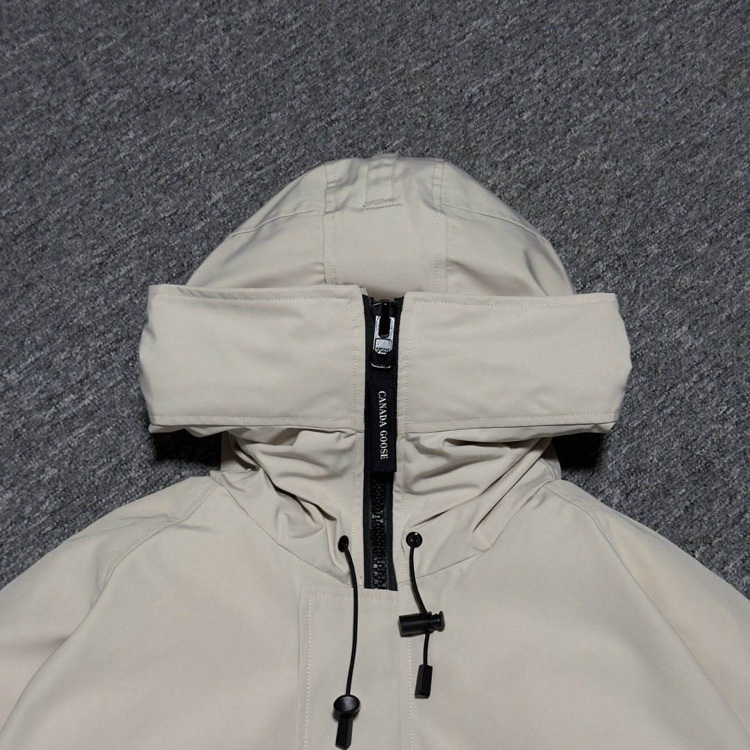 图片[2]-Canada Goose加拿大鹅 01款 Chilliwack 飞行员夹克短款羽绒服 大厂制造 原版定制辅料五金 采用优质国标羽绒填充 提供高效保暖 细节增强保暖：可调节的羽绒填充风帽，能有效阻挡寒风；罗纹袖口和下摆，不仅穿着舒适，还能锁住热量 手臂上有标志性的Canada Goose徽章，彰显品牌身份 面料：采用Arctic Tech面料，由83%聚酯纤维和17%棉混纺而成，具有防水、防风、防污的特性，且随着时间推移会形成独特的质感 口袋设计共有五个外部口袋，包括两个上层抓绒暖手口袋、两个下层按扣口袋和一个左袖笔袋；三个内部口袋，一个拉链安全口袋和两个网眼袋，方便实用 门襟拉链：双向拉链搭配隐藏式按扣门襟，可有效阻挡风雪，且操作方便 尺码：XS S M L XL XXL-选品中心