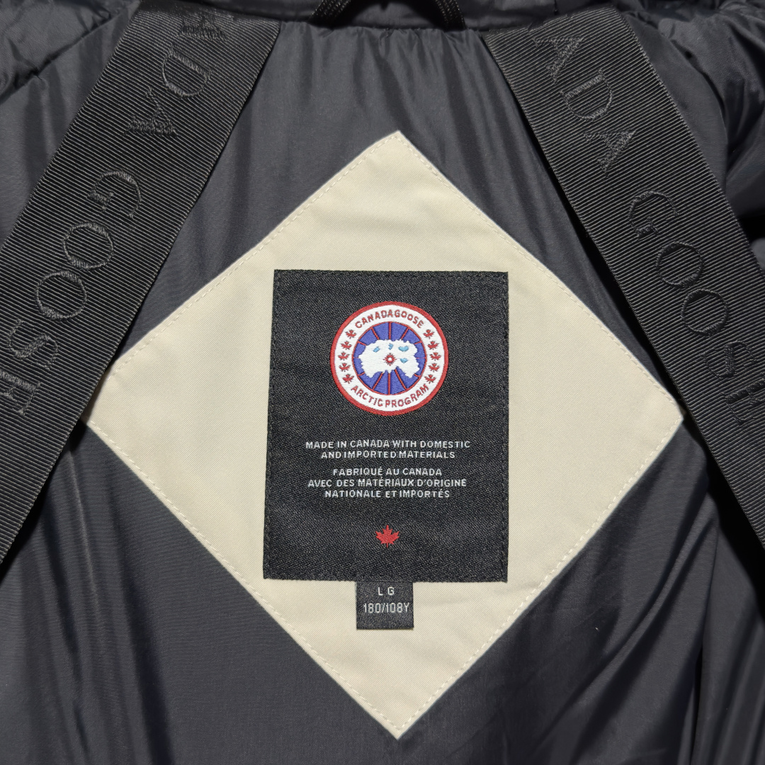图片[6]-Canada Goose加拿大鹅 01款 Chilliwack 飞行员夹克短款羽绒服 大厂制造 原版定制辅料五金 采用优质国标羽绒填充 提供高效保暖 细节增强保暖：可调节的羽绒填充风帽，能有效阻挡寒风；罗纹袖口和下摆，不仅穿着舒适，还能锁住热量 手臂上有标志性的Canada Goose徽章，彰显品牌身份 面料：采用Arctic Tech面料，由83%聚酯纤维和17%棉混纺而成，具有防水、防风、防污的特性，且随着时间推移会形成独特的质感 口袋设计共有五个外部口袋，包括两个上层抓绒暖手口袋、两个下层按扣口袋和一个左袖笔袋；三个内部口袋，一个拉链安全口袋和两个网眼袋，方便实用 门襟拉链：双向拉链搭配隐藏式按扣门襟，可有效阻挡风雪，且操作方便 尺码：XS S M L XL XXL-选品中心
