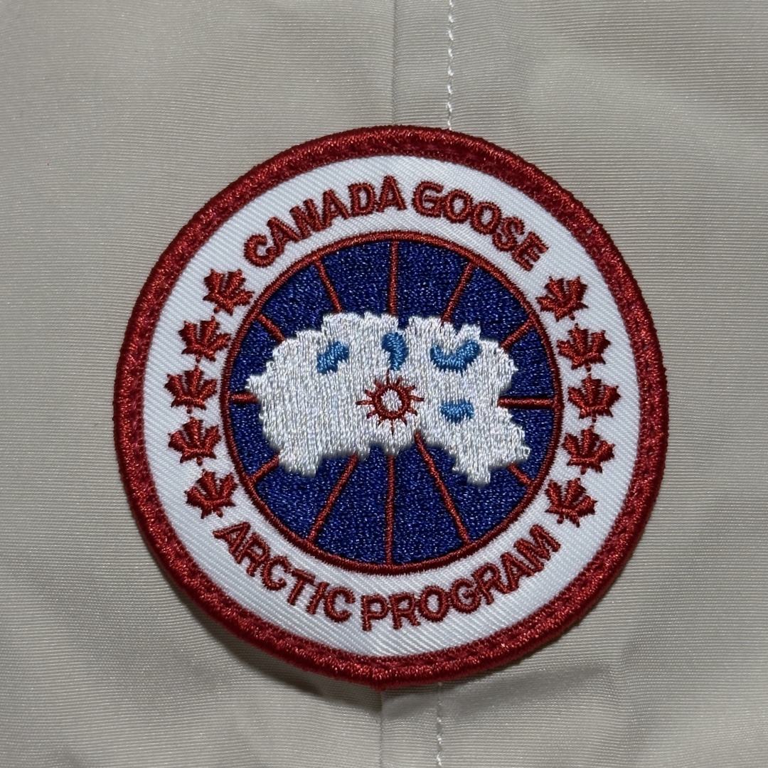 图片[4]-Canada Goose加拿大鹅 01款 Chilliwack 飞行员夹克短款羽绒服 大厂制造 原版定制辅料五金 采用优质国标羽绒填充 提供高效保暖 细节增强保暖：可调节的羽绒填充风帽，能有效阻挡寒风；罗纹袖口和下摆，不仅穿着舒适，还能锁住热量 手臂上有标志性的Canada Goose徽章，彰显品牌身份 面料：采用Arctic Tech面料，由83%聚酯纤维和17%棉混纺而成，具有防水、防风、防污的特性，且随着时间推移会形成独特的质感 口袋设计共有五个外部口袋，包括两个上层抓绒暖手口袋、两个下层按扣口袋和一个左袖笔袋；三个内部口袋，一个拉链安全口袋和两个网眼袋，方便实用 门襟拉链：双向拉链搭配隐藏式按扣门襟，可有效阻挡风雪，且操作方便 尺码：XS S M L XL XXL-选品中心