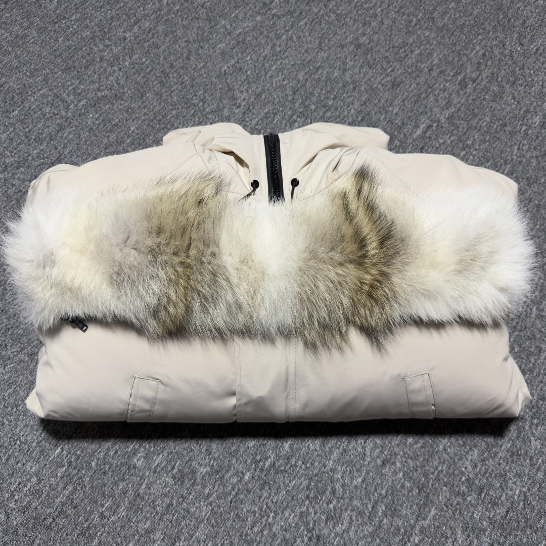 图片[5]-Canada Goose加拿大鹅 01款 Chilliwack 飞行员夹克短款羽绒服 大厂制造 原版定制辅料五金 采用优质国标羽绒填充 提供高效保暖 细节增强保暖：可调节的羽绒填充风帽，能有效阻挡寒风；罗纹袖口和下摆，不仅穿着舒适，还能锁住热量 手臂上有标志性的Canada Goose徽章，彰显品牌身份 面料：采用Arctic Tech面料，由83%聚酯纤维和17%棉混纺而成，具有防水、防风、防污的特性，且随着时间推移会形成独特的质感 口袋设计共有五个外部口袋，包括两个上层抓绒暖手口袋、两个下层按扣口袋和一个左袖笔袋；三个内部口袋，一个拉链安全口袋和两个网眼袋，方便实用 门襟拉链：双向拉链搭配隐藏式按扣门襟，可有效阻挡风雪，且操作方便 尺码：XS S M L XL XXL-选品中心