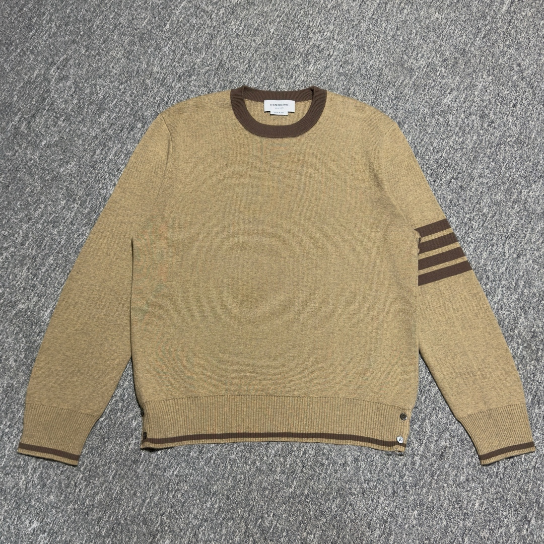 S# Thom Browne 汤姆布朗 老钱风 驼色针织圆领毛衣 真正原版购回开发打版 高端零售专供 品质保证 100%放心出街 尺码：1 2 3 4-选品中心