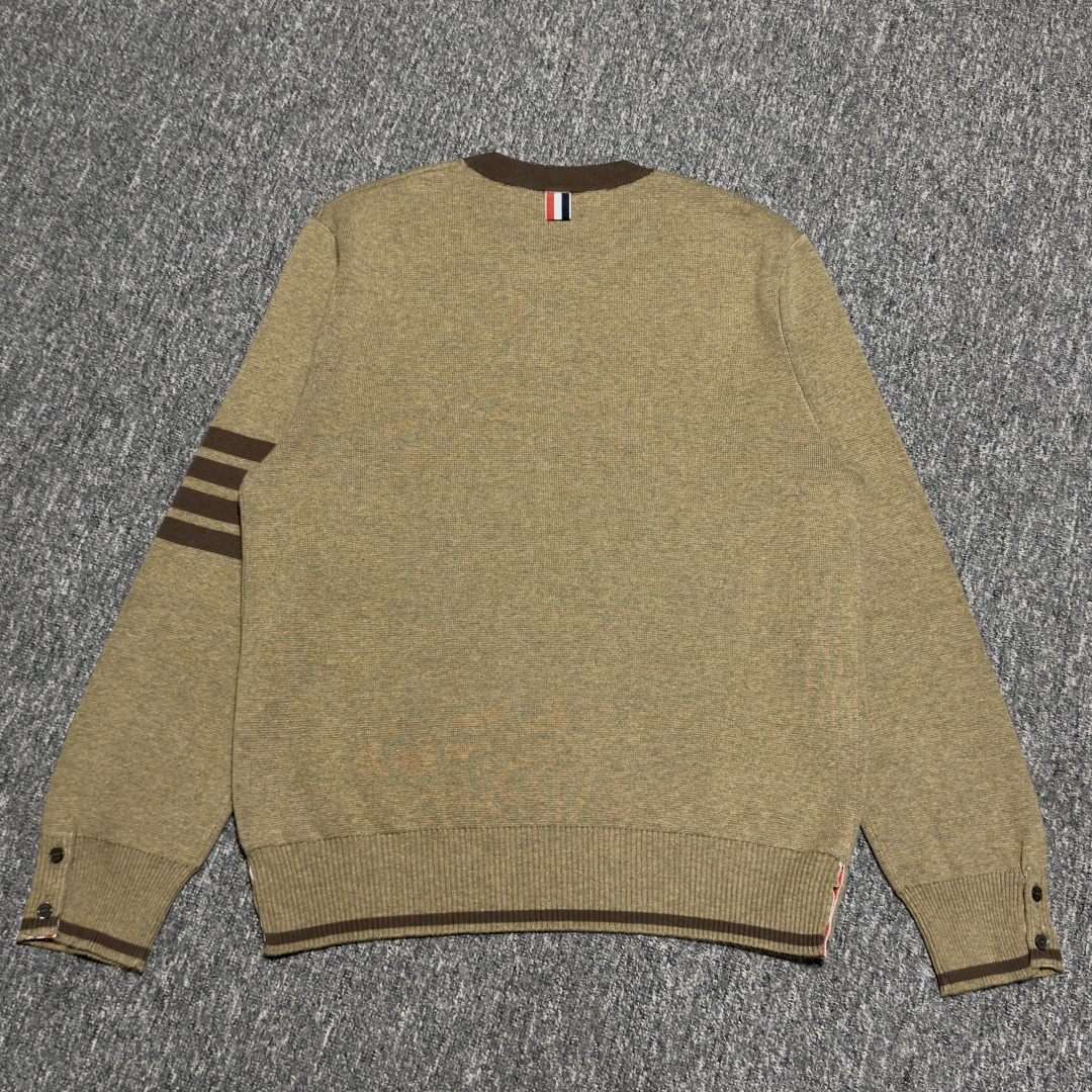 图片[3]-S# Thom Browne 汤姆布朗 老钱风 驼色针织圆领毛衣 真正原版购回开发打版 高端零售专供 品质保证 100%放心出街 尺码：1 2 3 4-选品中心