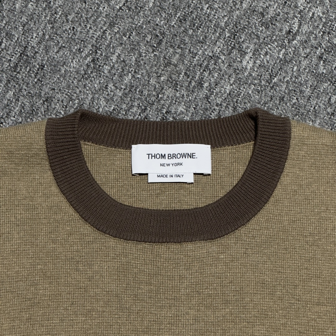 图片[2]-S# Thom Browne 汤姆布朗 老钱风 驼色针织圆领毛衣 真正原版购回开发打版 高端零售专供 品质保证 100%放心出街 尺码：1 2 3 4-选品中心