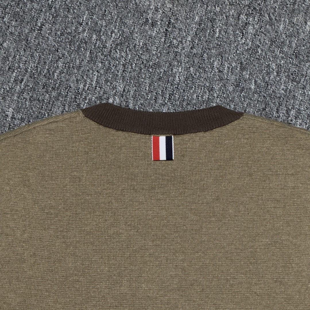 图片[5]-S# Thom Browne 汤姆布朗 老钱风 驼色针织圆领毛衣 真正原版购回开发打版 高端零售专供 品质保证 100%放心出街 尺码：1 2 3 4-选品中心
