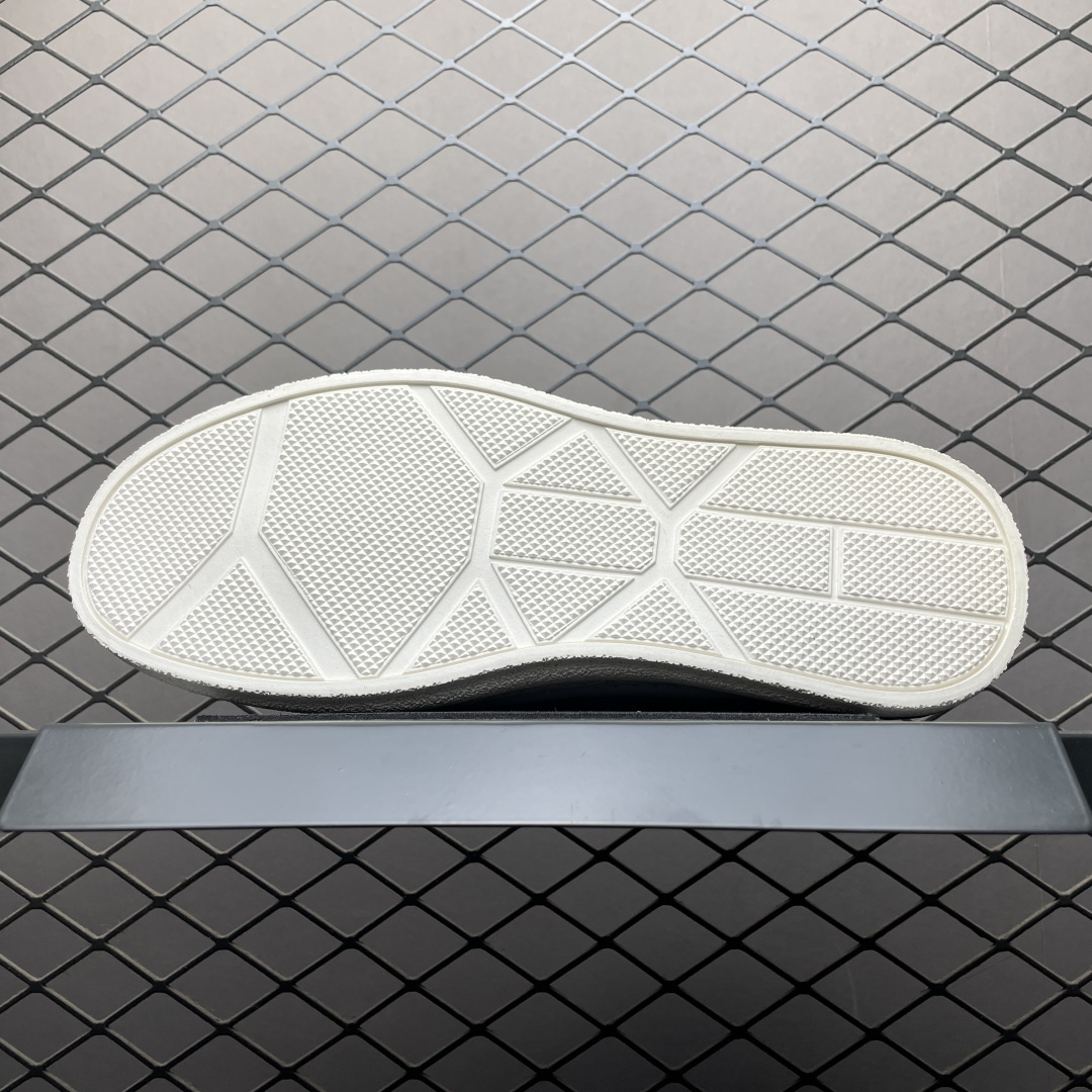 ECCO 爱步 男士休闲鞋 简约时尚街头户外鞋 摒弃传统鞋面设计，舒适牛皮鞋面 手感细腻顺滑，纹理清晰 