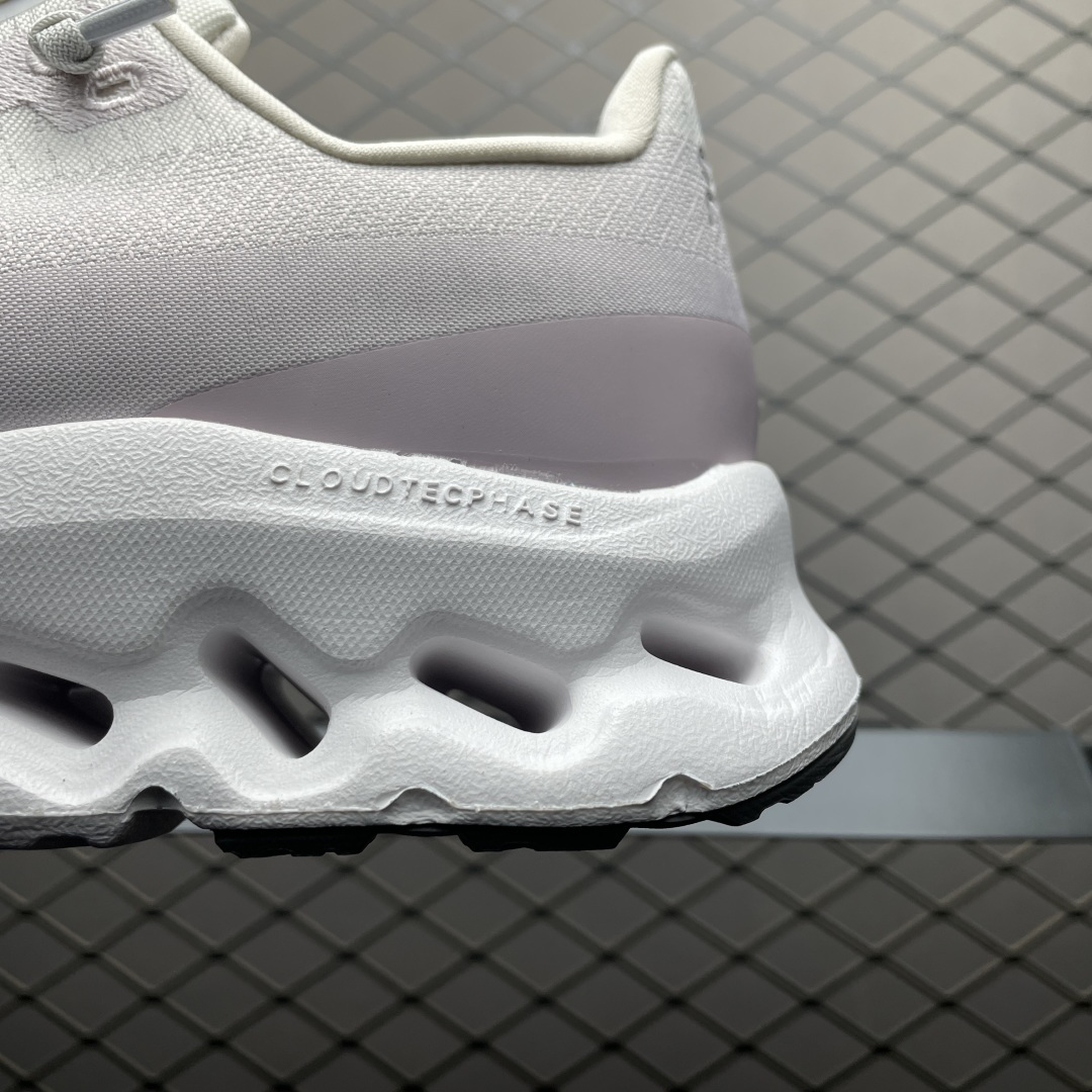 ON 昂跑 Cloudtilt 系列 鞋面采用一体成型布料 有弹性非常透气 鞋底是镂空设计 运用了CLO