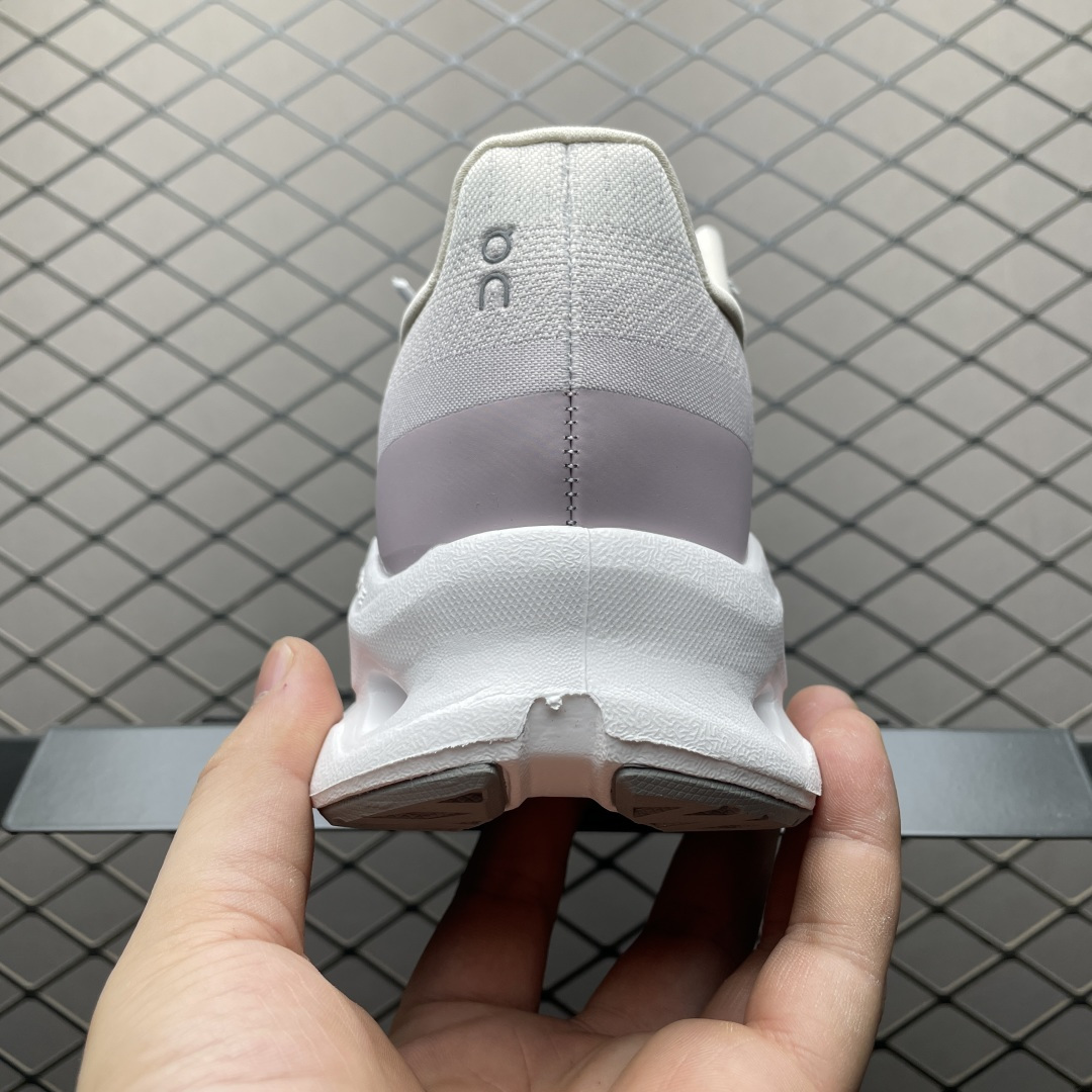 ON 昂跑 Cloudtilt 系列 鞋面采用一体成型布料 有弹性非常透气 鞋底是镂空设计 运用了CLO