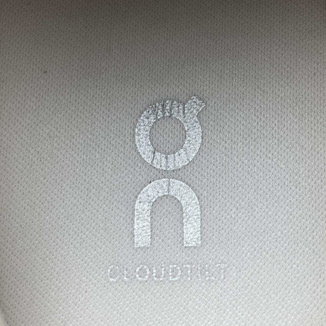 ON 昂跑 Cloudtilt 系列 鞋面采用一体成型布料 有弹性非常透气 鞋底是镂空设计 运用了CLO