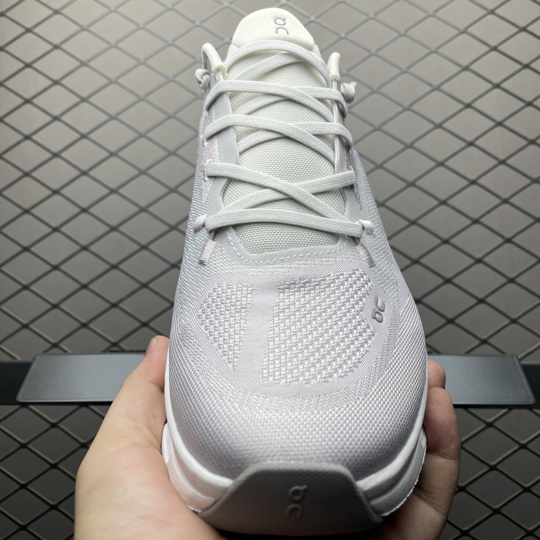 ON 昂跑 Cloudtilt 系列 鞋面采用一体成型布料 有弹性非常透气 鞋底是镂空设计 运用了CLO