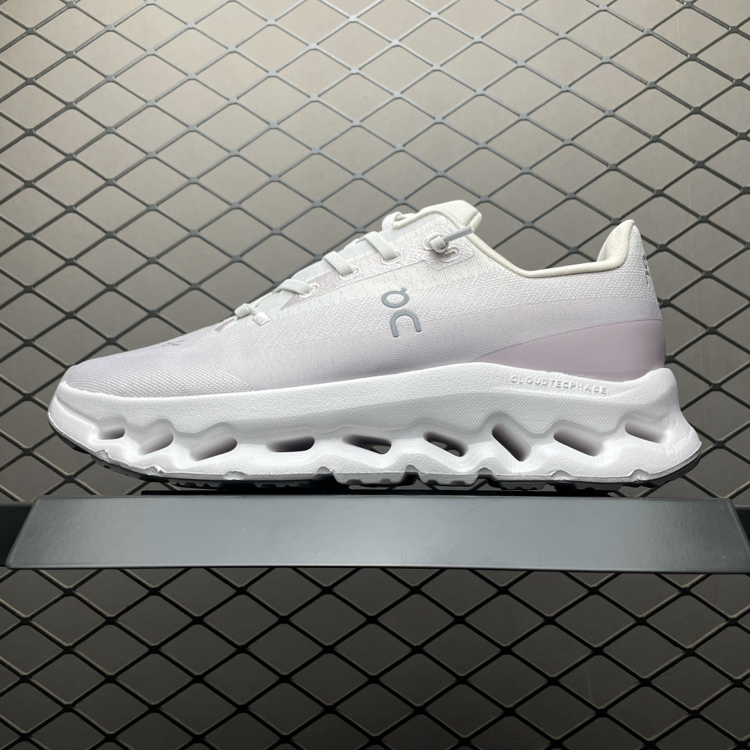 ON 昂跑 Cloudtilt 系列 鞋面采用一体成型布料 有弹性非常透气 鞋底是镂空设计 运用了CLO