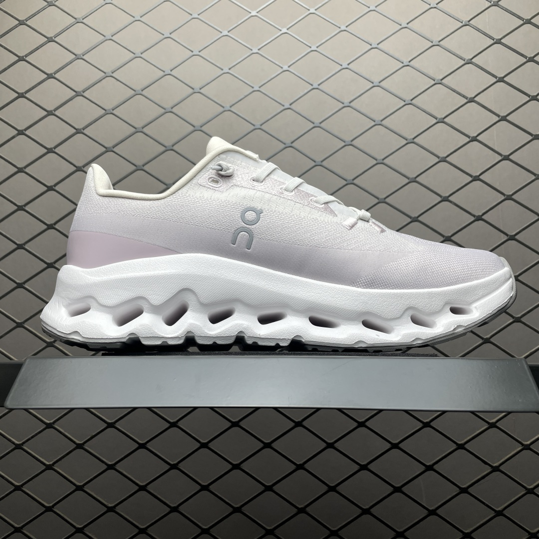 ON 昂跑 Cloudtilt 系列 鞋面采用一体成型布料 有弹性非常透气 鞋底是镂空设计 运用了CLO