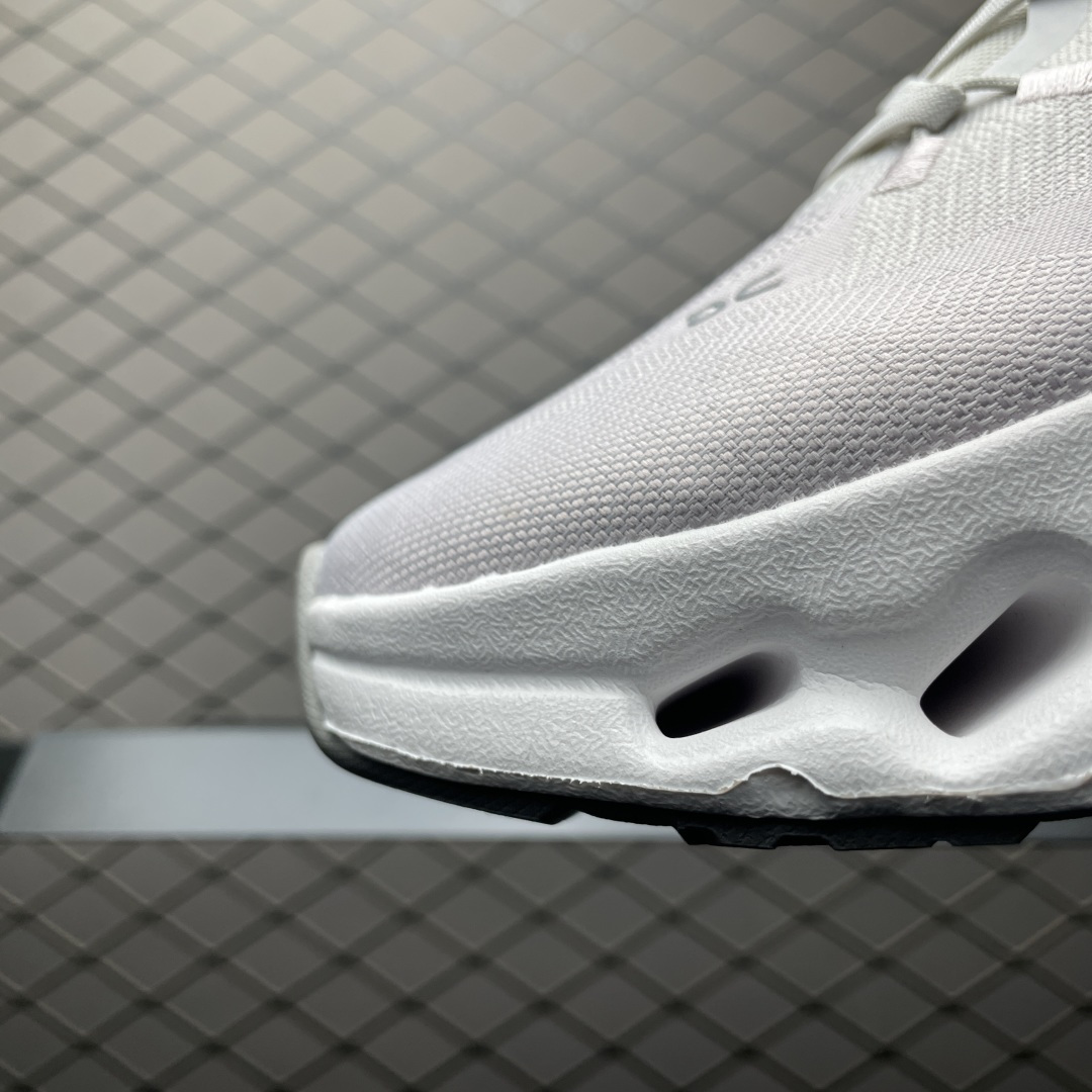 ON 昂跑 Cloudtilt 系列 鞋面采用一体成型布料 有弹性非常透气 鞋底是镂空设计 运用了CLO