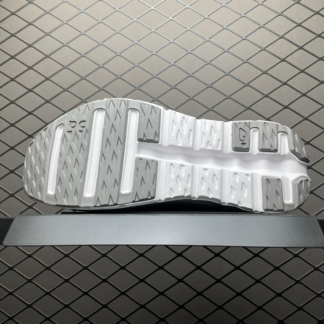 ON 昂跑 Cloudtilt 系列 鞋面采用一体成型布料 有弹性非常透气 鞋底是镂空设计 运用了CLO