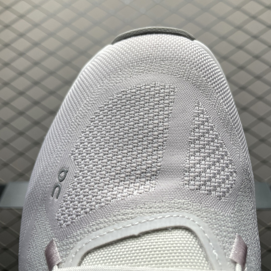 ON 昂跑 Cloudtilt 系列 鞋面采用一体成型布料 有弹性非常透气 鞋底是镂空设计 运用了CLO