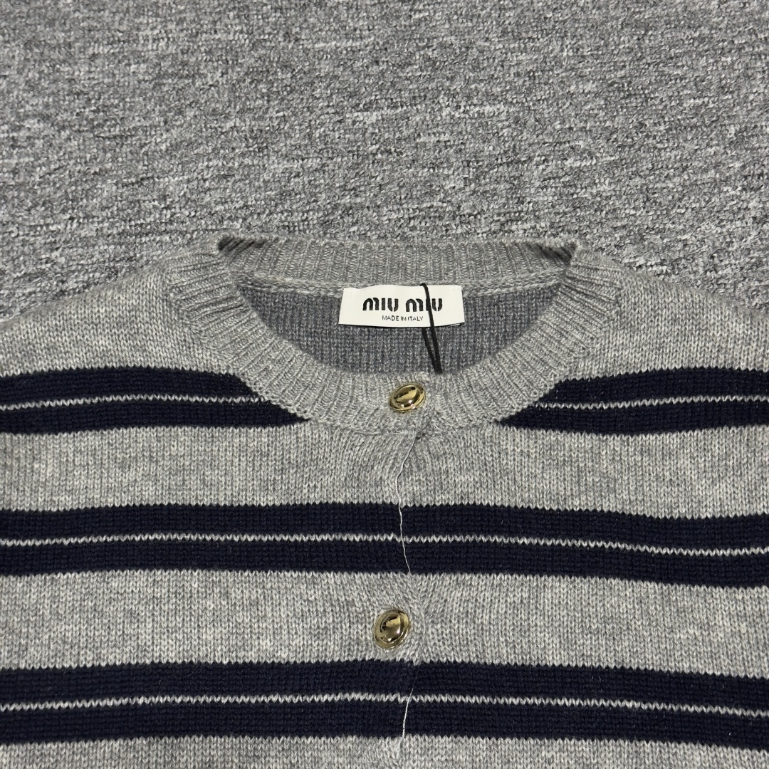 图片[2]-S# MiuMiu 缪缪 山羊绒条纹开衫毛衣 真正原版购回开发打版 高端零售专供 品质保证 100%放心出街 尺码：38 40 42 44-选品中心