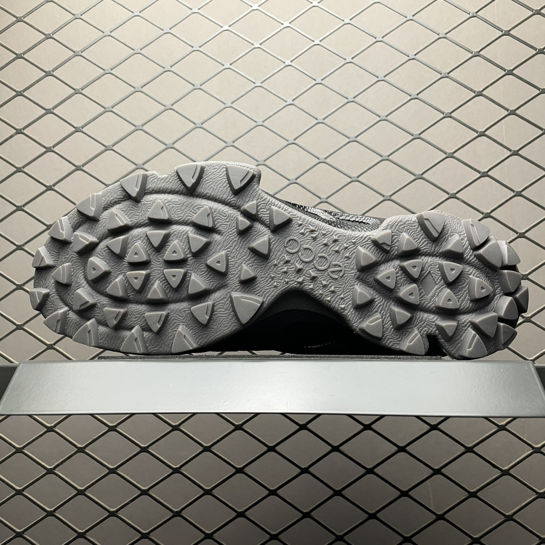 ECCO 爱步 户外健步鞋BIOMC踪迹系列 多种材质拼接鞋面，提供亲肤、透气，贴合的穿着体验 鞋面设有