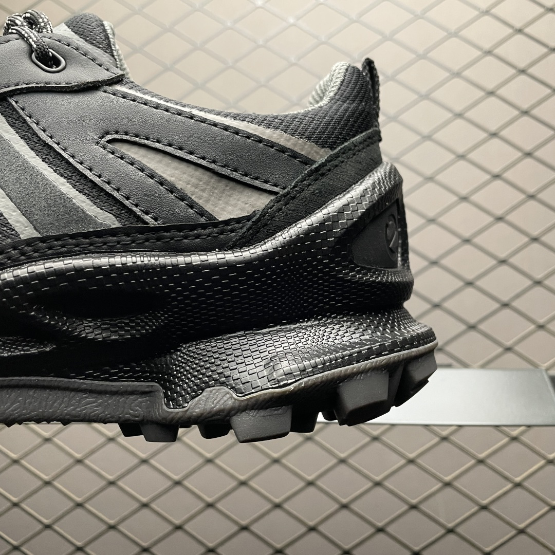 ECCO 爱步 户外健步鞋BIOMC踪迹系列 多种材质拼接鞋面，提供亲肤、透气，贴合的穿着体验 鞋面设有