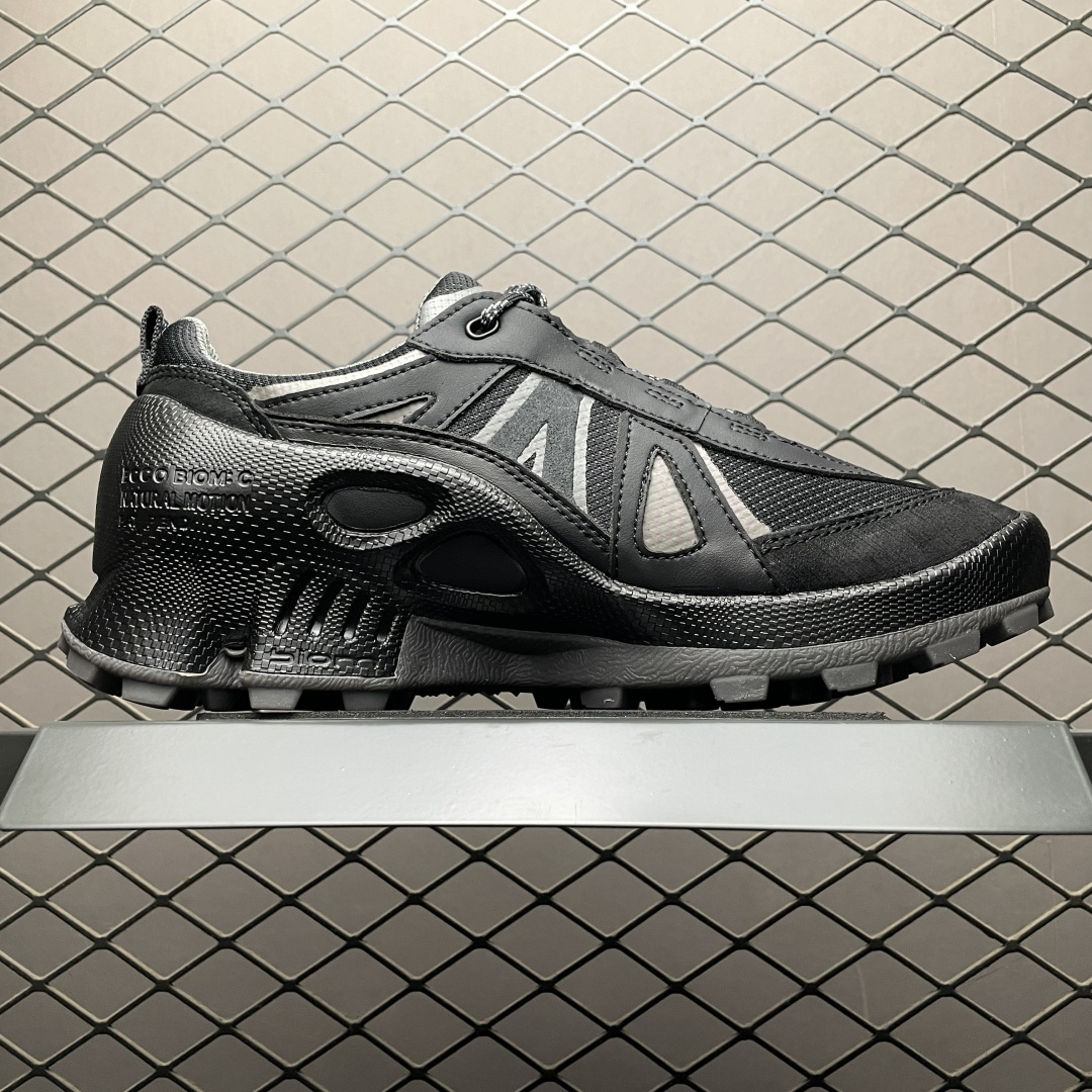 ECCO 爱步 户外健步鞋BIOMC踪迹系列 多种材质拼接鞋面，提供亲肤、透气，贴合的穿着体验 鞋面设有