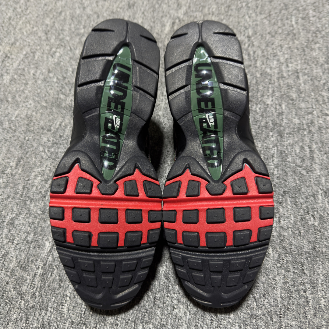 图片[3]-外贸超人气顶流单品 纯原版 UNDEFEATED x NK Air Max 95 \” Black \” 五道杠联名款低帮休闲运动鞋 IB4453-001 重金原鞋购入 独家私模 原版定制五金辅料 外贸平台充Z 高端零售专供品质 尺码：36 37.5 38 38.5 39 40 40.5 41 42 42.5 43 44 44.5 45 46 47.5 相信大家对于当年UNDEFEATED x Air Max 97 还记忆犹新，绿红色调的串标设计在当年掀起了一股潮流，市价翻倍一鞋难求的发售盛况至今依然难忘 而这一经典设计回归，UNDEFEATED 将再次同 Air Max 家族展开合作，基于Air Max 95 鞋型打造全新的联名 联名独有的串标元素及金属质感 Swoosh，整体既简洁清新，又释放出独树一帜的辨识度！-选品中心