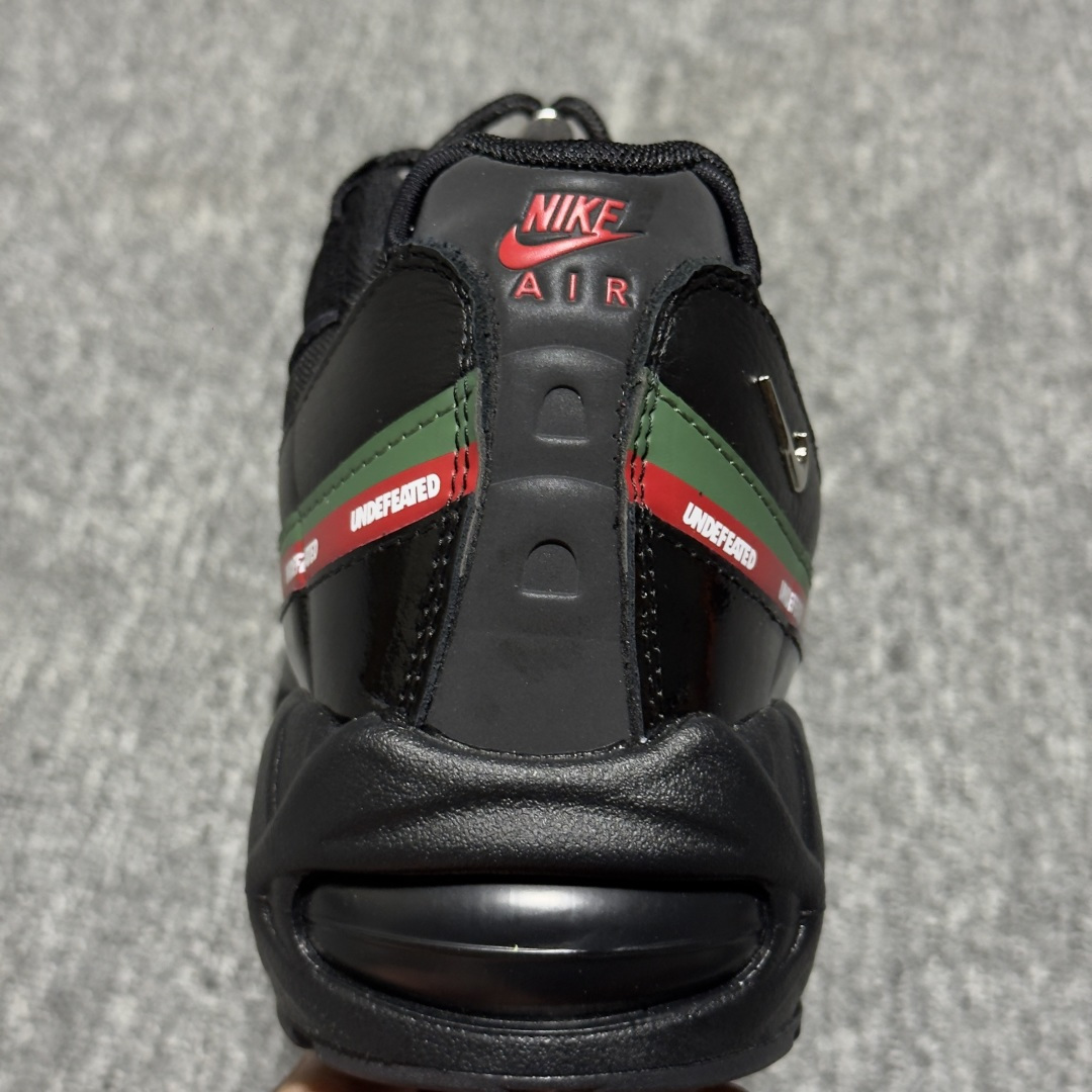 图片[9]-外贸超人气顶流单品 纯原版 UNDEFEATED x NK Air Max 95 \” Black \” 五道杠联名款低帮休闲运动鞋 IB4453-001 重金原鞋购入 独家私模 原版定制五金辅料 外贸平台充Z 高端零售专供品质 尺码：36 37.5 38 38.5 39 40 40.5 41 42 42.5 43 44 44.5 45 46 47.5 相信大家对于当年UNDEFEATED x Air Max 97 还记忆犹新，绿红色调的串标设计在当年掀起了一股潮流，市价翻倍一鞋难求的发售盛况至今依然难忘 而这一经典设计回归，UNDEFEATED 将再次同 Air Max 家族展开合作，基于Air Max 95 鞋型打造全新的联名 联名独有的串标元素及金属质感 Swoosh，整体既简洁清新，又释放出独树一帜的辨识度！-选品中心