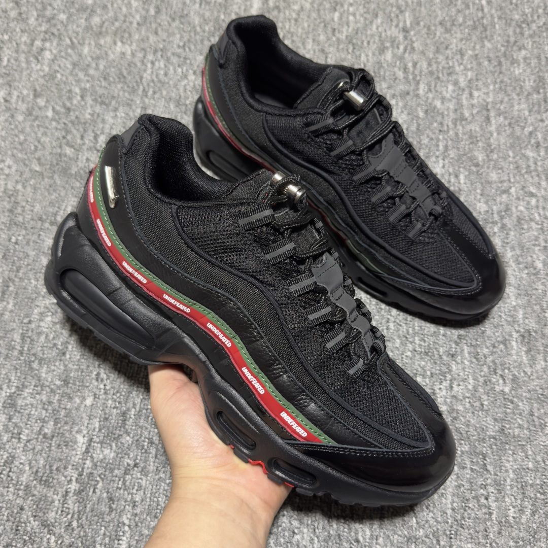 图片[6]-外贸超人气顶流单品 纯原版 UNDEFEATED x NK Air Max 95 \” Black \” 五道杠联名款低帮休闲运动鞋 IB4453-001 重金原鞋购入 独家私模 原版定制五金辅料 外贸平台充Z 高端零售专供品质 尺码：36 37.5 38 38.5 39 40 40.5 41 42 42.5 43 44 44.5 45 46 47.5 相信大家对于当年UNDEFEATED x Air Max 97 还记忆犹新，绿红色调的串标设计在当年掀起了一股潮流，市价翻倍一鞋难求的发售盛况至今依然难忘 而这一经典设计回归，UNDEFEATED 将再次同 Air Max 家族展开合作，基于Air Max 95 鞋型打造全新的联名 联名独有的串标元素及金属质感 Swoosh，整体既简洁清新，又释放出独树一帜的辨识度！-选品中心
