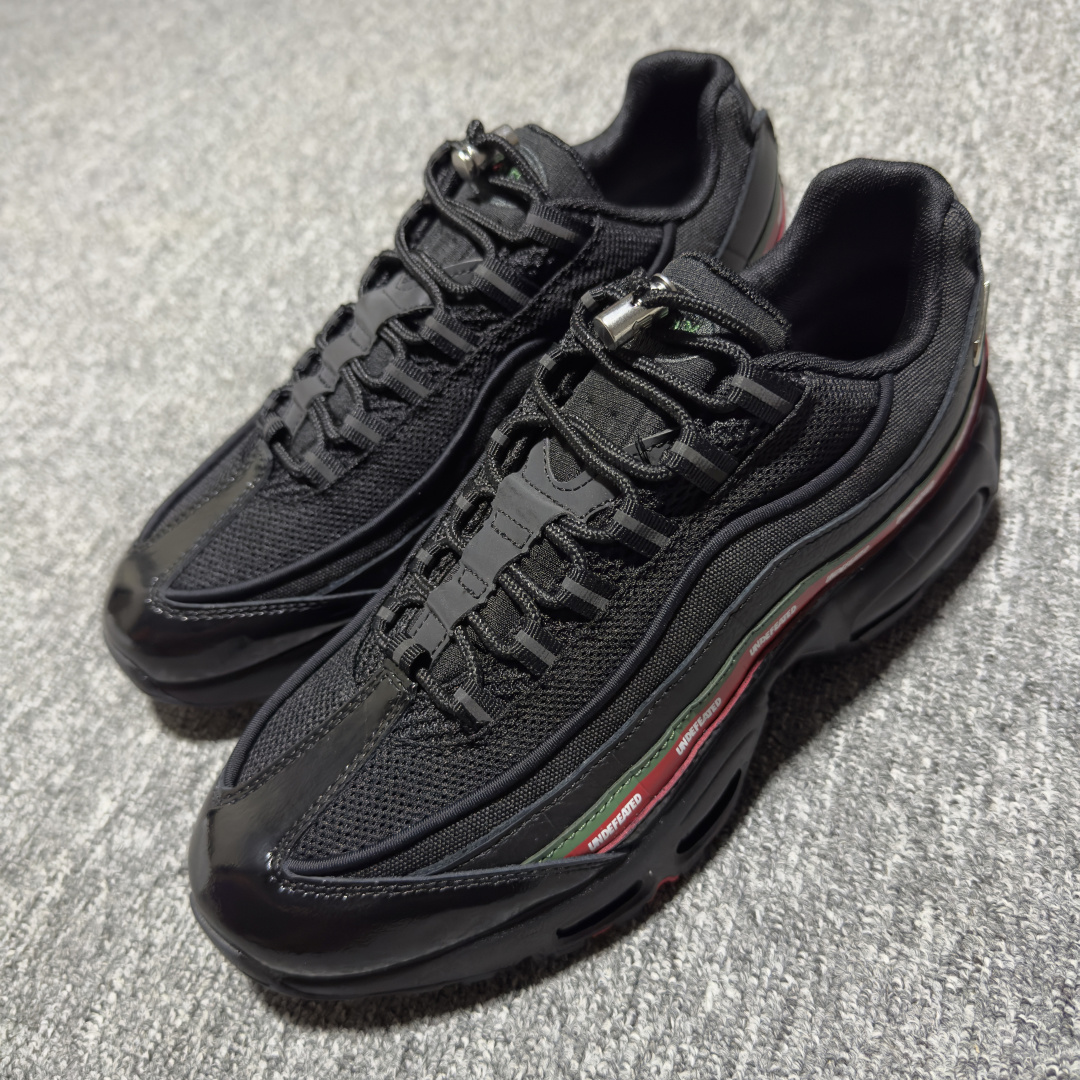 图片[4]-外贸超人气顶流单品 纯原版 UNDEFEATED x NK Air Max 95 \” Black \” 五道杠联名款低帮休闲运动鞋 IB4453-001 重金原鞋购入 独家私模 原版定制五金辅料 外贸平台充Z 高端零售专供品质 尺码：36 37.5 38 38.5 39 40 40.5 41 42 42.5 43 44 44.5 45 46 47.5 相信大家对于当年UNDEFEATED x Air Max 97 还记忆犹新，绿红色调的串标设计在当年掀起了一股潮流，市价翻倍一鞋难求的发售盛况至今依然难忘 而这一经典设计回归，UNDEFEATED 将再次同 Air Max 家族展开合作，基于Air Max 95 鞋型打造全新的联名 联名独有的串标元素及金属质感 Swoosh，整体既简洁清新，又释放出独树一帜的辨识度！-选品中心