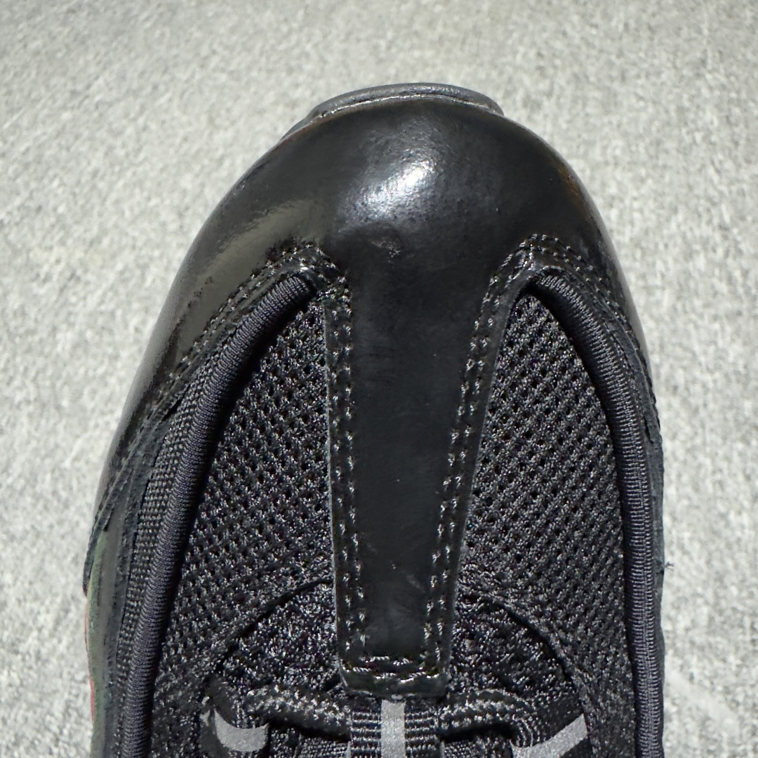 图片[7]-外贸超人气顶流单品 纯原版 UNDEFEATED x NK Air Max 95 \” Black \” 五道杠联名款低帮休闲运动鞋 IB4453-001 重金原鞋购入 独家私模 原版定制五金辅料 外贸平台充Z 高端零售专供品质 尺码：36 37.5 38 38.5 39 40 40.5 41 42 42.5 43 44 44.5 45 46 47.5 相信大家对于当年UNDEFEATED x Air Max 97 还记忆犹新，绿红色调的串标设计在当年掀起了一股潮流，市价翻倍一鞋难求的发售盛况至今依然难忘 而这一经典设计回归，UNDEFEATED 将再次同 Air Max 家族展开合作，基于Air Max 95 鞋型打造全新的联名 联名独有的串标元素及金属质感 Swoosh，整体既简洁清新，又释放出独树一帜的辨识度！-选品中心