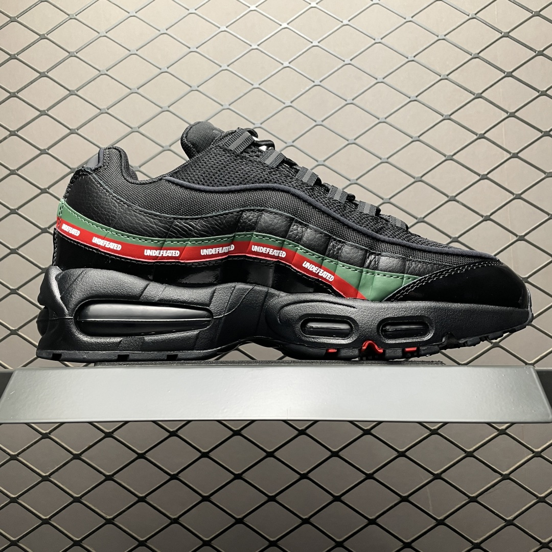 图片[3]-外贸超人气顶流单品 纯原版 UNDEFEATED x NK Air Max 95 \” Black \” 五道杠联名款低帮休闲运动鞋 IB4453-001 重金原鞋购入 独家私模 原版定制五金辅料 外贸平台充Z 高端零售专供品质 尺码：36 37.5 38 38.5 39 40 40.5 41 42 42.5 43 44 44.5 45 46 47.5 相信大家对于当年UNDEFEATED x Air Max 97 还记忆犹新，绿红色调的串标设计在当年掀起了一股潮流，市价翻倍一鞋难求的发售盛况至今依然难忘 而这一经典设计回归，UNDEFEATED 将再次同 Air Max 家族展开合作，基于Air Max 95 鞋型打造全新的联名 联名独有的串标元素及金属质感 Swoosh，整体既简洁清新，又释放出独树一帜的辨识度！-选品中心