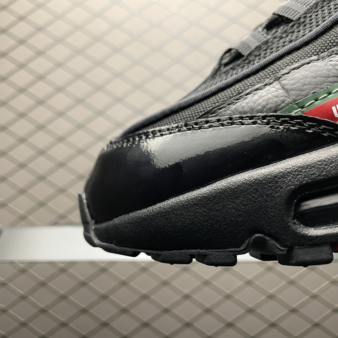 图片[6]-外贸超人气顶流单品 纯原版 UNDEFEATED x NK Air Max 95 \” Black \” 五道杠联名款低帮休闲运动鞋 IB4453-001 重金原鞋购入 独家私模 原版定制五金辅料 外贸平台充Z 高端零售专供品质 尺码：36 37.5 38 38.5 39 40 40.5 41 42 42.5 43 44 44.5 45 46 47.5 相信大家对于当年UNDEFEATED x Air Max 97 还记忆犹新，绿红色调的串标设计在当年掀起了一股潮流，市价翻倍一鞋难求的发售盛况至今依然难忘 而这一经典设计回归，UNDEFEATED 将再次同 Air Max 家族展开合作，基于Air Max 95 鞋型打造全新的联名 联名独有的串标元素及金属质感 Swoosh，整体既简洁清新，又释放出独树一帜的辨识度！-选品中心