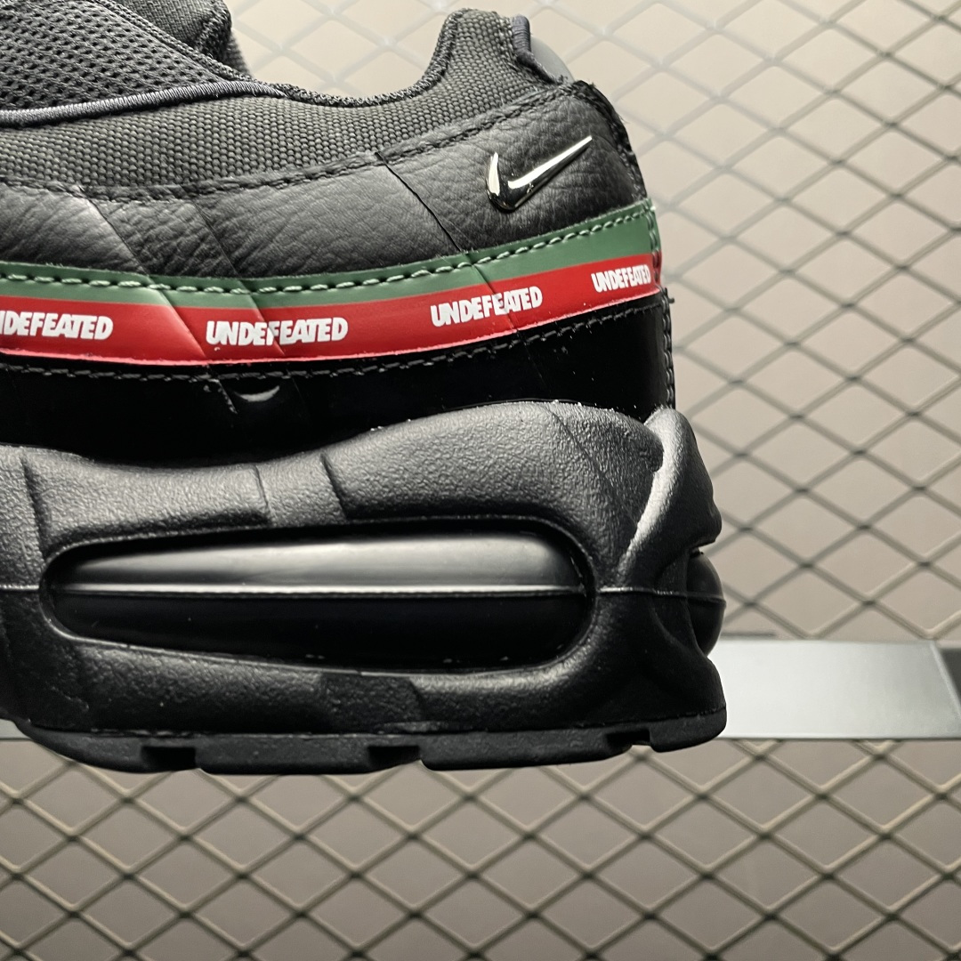 图片[4]-外贸超人气顶流单品 纯原版 UNDEFEATED x NK Air Max 95 \” Black \” 五道杠联名款低帮休闲运动鞋 IB4453-001 重金原鞋购入 独家私模 原版定制五金辅料 外贸平台充Z 高端零售专供品质 尺码：36 37.5 38 38.5 39 40 40.5 41 42 42.5 43 44 44.5 45 46 47.5 相信大家对于当年UNDEFEATED x Air Max 97 还记忆犹新，绿红色调的串标设计在当年掀起了一股潮流，市价翻倍一鞋难求的发售盛况至今依然难忘 而这一经典设计回归，UNDEFEATED 将再次同 Air Max 家族展开合作，基于Air Max 95 鞋型打造全新的联名 联名独有的串标元素及金属质感 Swoosh，整体既简洁清新，又释放出独树一帜的辨识度！-选品中心
