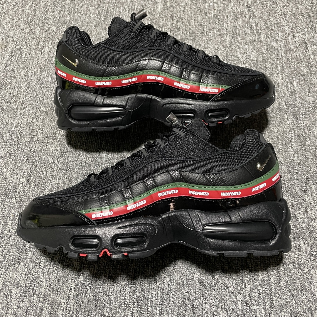 图片[2]-外贸超人气顶流单品 纯原版 UNDEFEATED x NK Air Max 95 \” Black \” 五道杠联名款低帮休闲运动鞋 IB4453-001 重金原鞋购入 独家私模 原版定制五金辅料 外贸平台充Z 高端零售专供品质 尺码：36 37.5 38 38.5 39 40 40.5 41 42 42.5 43 44 44.5 45 46 47.5 相信大家对于当年UNDEFEATED x Air Max 97 还记忆犹新，绿红色调的串标设计在当年掀起了一股潮流，市价翻倍一鞋难求的发售盛况至今依然难忘 而这一经典设计回归，UNDEFEATED 将再次同 Air Max 家族展开合作，基于Air Max 95 鞋型打造全新的联名 联名独有的串标元素及金属质感 Swoosh，整体既简洁清新，又释放出独树一帜的辨识度！-选品中心