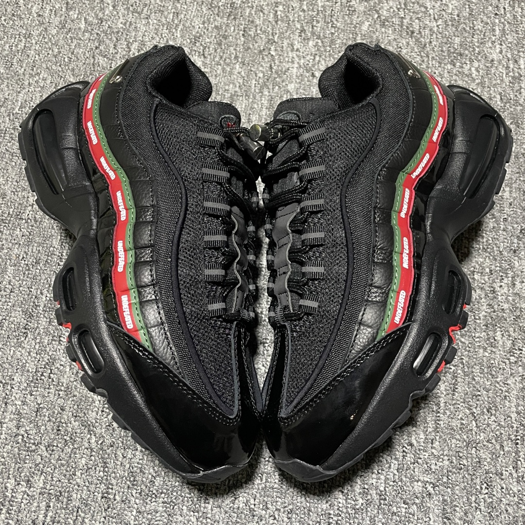 图片[5]-外贸超人气顶流单品 纯原版 UNDEFEATED x NK Air Max 95 \” Black \” 五道杠联名款低帮休闲运动鞋 IB4453-001 重金原鞋购入 独家私模 原版定制五金辅料 外贸平台充Z 高端零售专供品质 尺码：36 37.5 38 38.5 39 40 40.5 41 42 42.5 43 44 44.5 45 46 47.5 相信大家对于当年UNDEFEATED x Air Max 97 还记忆犹新，绿红色调的串标设计在当年掀起了一股潮流，市价翻倍一鞋难求的发售盛况至今依然难忘 而这一经典设计回归，UNDEFEATED 将再次同 Air Max 家族展开合作，基于Air Max 95 鞋型打造全新的联名 联名独有的串标元素及金属质感 Swoosh，整体既简洁清新，又释放出独树一帜的辨识度！-选品中心