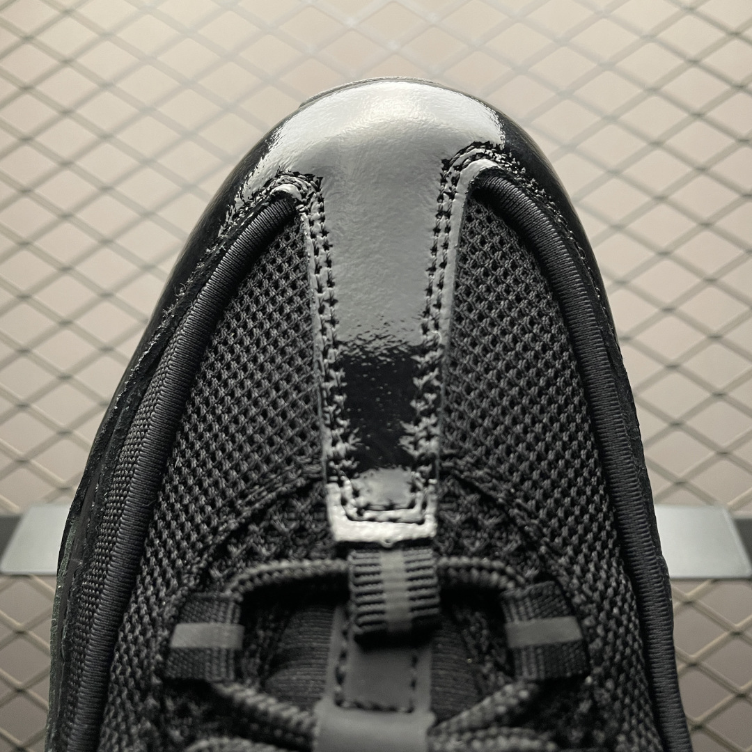 图片[7]-外贸超人气顶流单品 纯原版 UNDEFEATED x NK Air Max 95 \” Black \” 五道杠联名款低帮休闲运动鞋 IB4453-001 重金原鞋购入 独家私模 原版定制五金辅料 外贸平台充Z 高端零售专供品质 尺码：36 37.5 38 38.5 39 40 40.5 41 42 42.5 43 44 44.5 45 46 47.5 相信大家对于当年UNDEFEATED x Air Max 97 还记忆犹新，绿红色调的串标设计在当年掀起了一股潮流，市价翻倍一鞋难求的发售盛况至今依然难忘 而这一经典设计回归，UNDEFEATED 将再次同 Air Max 家族展开合作，基于Air Max 95 鞋型打造全新的联名 联名独有的串标元素及金属质感 Swoosh，整体既简洁清新，又释放出独树一帜的辨识度！-选品中心