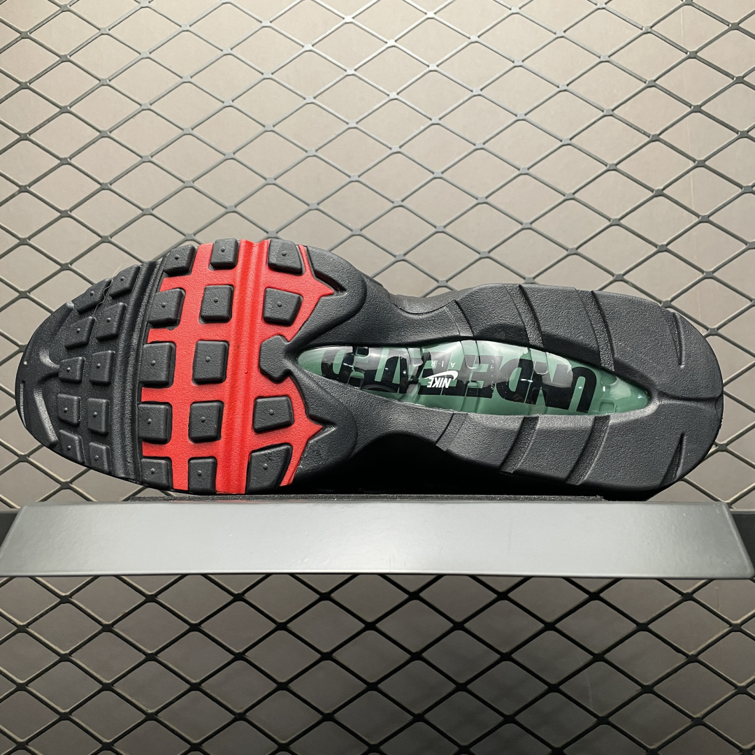 图片[5]-外贸超人气顶流单品 纯原版 UNDEFEATED x NK Air Max 95 \” Black \” 五道杠联名款低帮休闲运动鞋 IB4453-001 重金原鞋购入 独家私模 原版定制五金辅料 外贸平台充Z 高端零售专供品质 尺码：36 37.5 38 38.5 39 40 40.5 41 42 42.5 43 44 44.5 45 46 47.5 相信大家对于当年UNDEFEATED x Air Max 97 还记忆犹新，绿红色调的串标设计在当年掀起了一股潮流，市价翻倍一鞋难求的发售盛况至今依然难忘 而这一经典设计回归，UNDEFEATED 将再次同 Air Max 家族展开合作，基于Air Max 95 鞋型打造全新的联名 联名独有的串标元素及金属质感 Swoosh，整体既简洁清新，又释放出独树一帜的辨识度！-选品中心