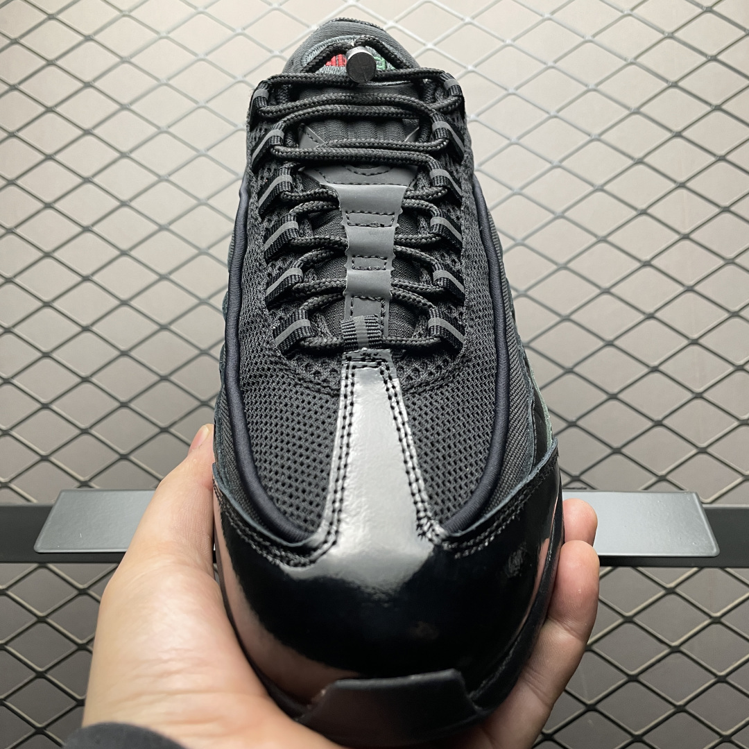 图片[9]-外贸超人气顶流单品 纯原版 UNDEFEATED x NK Air Max 95 \” Black \” 五道杠联名款低帮休闲运动鞋 IB4453-001 重金原鞋购入 独家私模 原版定制五金辅料 外贸平台充Z 高端零售专供品质 尺码：36 37.5 38 38.5 39 40 40.5 41 42 42.5 43 44 44.5 45 46 47.5 相信大家对于当年UNDEFEATED x Air Max 97 还记忆犹新，绿红色调的串标设计在当年掀起了一股潮流，市价翻倍一鞋难求的发售盛况至今依然难忘 而这一经典设计回归，UNDEFEATED 将再次同 Air Max 家族展开合作，基于Air Max 95 鞋型打造全新的联名 联名独有的串标元素及金属质感 Swoosh，整体既简洁清新，又释放出独树一帜的辨识度！-选品中心