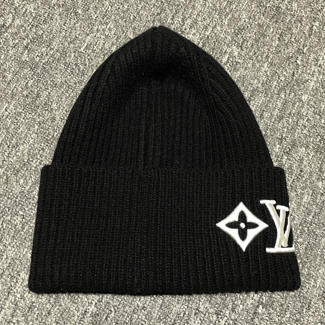 💰220  S# LV Monogram 驴家明星同款 针织冷帽 真正原版购回开发打版  高端零售专供 品质保证 100%放心出街 

🧶 工艺溯源：还原“奢适感”的针尖艺术

承袭品牌标志性Monogram基因，将LV老花符号与针织美学深度融合，是冬日街头潮奢态度的具象表达，让复古符号在当代衣橱里焕发新生

【材质甄选】

精选优质羊毛混纺面料，亲肤柔软如云朵轻覆，锁温性能拉满抵御寒潮；罗纹针织结构自带弹性，适配多元头围，长时间佩戴亦无束缚感，温暖与舒适双在线。

【工艺匠心】

• 刺绣工艺：采用高密度丝线进行立体刺绣，字母标识（LV）、经典图案（四叶花、菱形标）轮廓锐利如刀锋，触感饱满似浮雕，每一针都精准复刻原版的精致度与辨识度；

• 卷边设计：手工定型卷边工艺打造自然垂坠的宽边效果，弱化针织帽的厚重感，为整体注入随性感，冷风天里一顶叠戴也能凹出层次造型，实用性与风格感无缝衔接。

从秀场到街头，复刻的不只是一顶针织帽，更是法式奢华与实用主义共生的时尚哲学——让经典符号，在每一次佩戴中续写风格故事