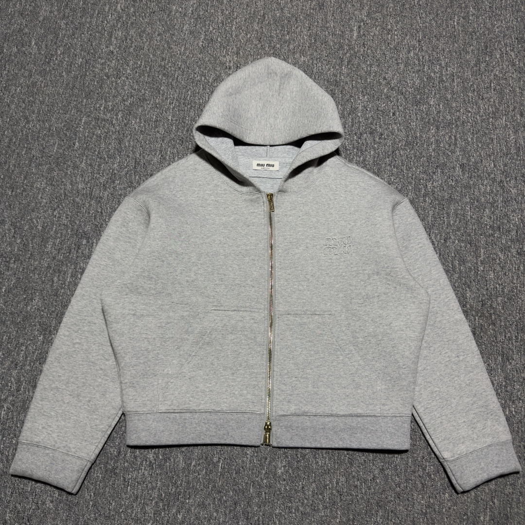 💰450 S# MiuMiu 缪缪 花灰拉链连帽外套 真正原版购回开发打版 高端零售专供 品质保证 100%放心出街 尺码:S M L XL 编号:50PGTU82
原版价格参考:1.7W
Miumiu这款立挺外套热度高的可怕 搭配点拉满 奈何就是原版价格经不起考验 现在找我零头拿下 细节报备完整 放心冲
开发周期:6个月
原版去年10月份专柜购入 到手就开始研发面料特性
主面料380克重定制花灰纯棉,复合280克反面内里,中间使用100克布帛衔接,整件克重达到760,
此款难点毋庸置疑就在于花灰面料色泽 以及成型之后的成衣立挺感 这两者细节息息相关 耗费了我近两个月的跟厂打版 难度非常大
为了做这款衣服自购一台特种机,市场其他所有版本miumiu缝线都不整齐或者使用激光烧花,激光烧花工艺会导致面料边发黄发硬
此件面料采用三层工艺,拉链采用瑞士牙riri拉链,非常昂贵,内里领口,侧面,下摆全部手工走线
全衣90%部分都是采用高密连环锁针工艺,高克重面料需要紧密针车才能更好固定
市场版本这三个地方全是简化工艺,整件衣服非常重工,出货非常难
独家原版定制三标辅料