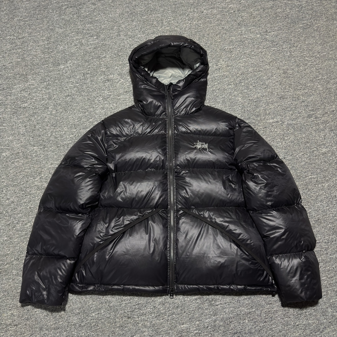 💰600 S# Stussy 斯图西 Micro 90绒羽绒服 真正原版购入开发 高端零售专供 品质保证 100%放心出街 尺码:S M L XL 编号:65PHUU81
-填充新国标90绒,蓬松度800,S码440克,M码460克,L码480克,XL码500克
定制防水小格纹面料定染里布,面料压光压皱防钻绒,内里防跑绒胆布,双层防钻绒胆布,1件平均用到4.5米,材料损耗极大,起到很好的锁绒效果,分仓锁绒,不跑绒
填充肉眼可见的篷松,黑粉是22Fw,黑灰是23Fw,填充新国标90绒,蓬松度800,S码440克,M码460克,L码480克,XL码500克,均匀饱满,蓬松度拉满,又轻又蓬又保暖
拉链弹力抽绳,吊粒等多处辅料全部开模定制,内里两个大网兜,袖口胸口Logo,两个色分别是刺绣和印花,松紧袖口,下摆可抽绳收口
全套辅料齐全,刚收货可能因为快递压的显得很扁,展开拍打拍打 静置一会就会回弹蓬松起来