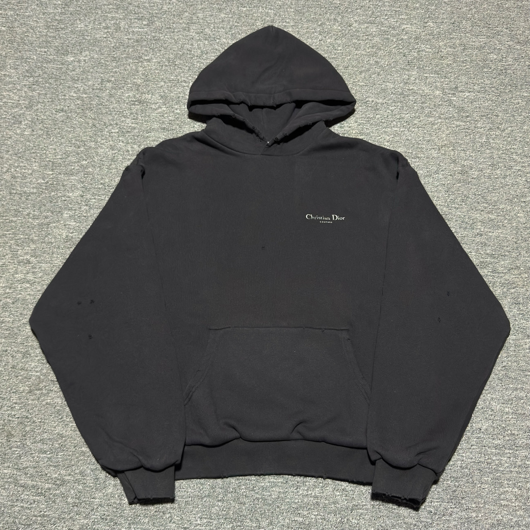 💰360  S# Dior 迪奥 周杰伦同款 双层高克重 水洗做旧帽衫卫衣 真正原版购回开发打版  高端零售专供 品质保证 100%放心出街 尺码：S M L 注意⚠️此款为宽松版型 编号：  41PFUT77

主布：20支纯原棉鱼鳞抓毛卫衣，510克，成分100%棉

里布：10支纯原棉平纹，280克，成分100%棉

罗纹：32支棉3股1*1罗纹，700克

此款原版为双层面料复合帽衫，普通帽衫只有单层面料，而这块内里多做一层“异色”面料，使整件高克重的帽衫更具保暖性与厚实感！

对版定织定染两种不同纯棉面料，总花费时间2个多月，面料品质、克重、颜色、手感，做到与原版基本无差异！

印花工艺：菲林开版   椭圆机“丝网印刷”工艺

根据原版，采用进口胶浆，印花细腻，防水耐脏。印花边缘流畅，像刀刮一样锋利（印花清晰，没有毛疵）

整个印花图案，历经不下7版修改细节。其中“字母的破坏部分”与其他细枝末节的局部，都1：1到位还原！印花清晰流畅，一气呵成

专机打眼，细节还原：帽口处，2个纽扣眼，采用“凤眼平车”工艺（或“圆头锁眼”），这种工艺一般只有应用在高档服饰上，需要专门的特殊机台才能做这种工艺

水洗工艺➕纯手工磨破：整件帽衫，多处位置，均参照原版，特别请资深工匠，纯手工磨破、擦旧，再经过一道水洗工艺，呈现自然的“破坏”效果。仿旧而不旧的艺术感美化，复古潮流！

领标水洗标吊牌，都是25年最新款定制标，洗标带货号，以及单独的水洗尺码标，logo字体细节极致还原！

领标处，为纯手工针缝领子织唛标，且标上只有 2个针缝点，奢侈品最高仪式，匠心所致，细节极致还原！
