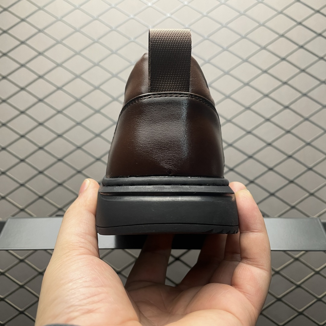 ECCO 爱步 商务正装休闲鞋 雅仕系列 细腻深邃甄选粒纹皮革 天然纹理，手感顺滑，柔软有型，贴合双足高