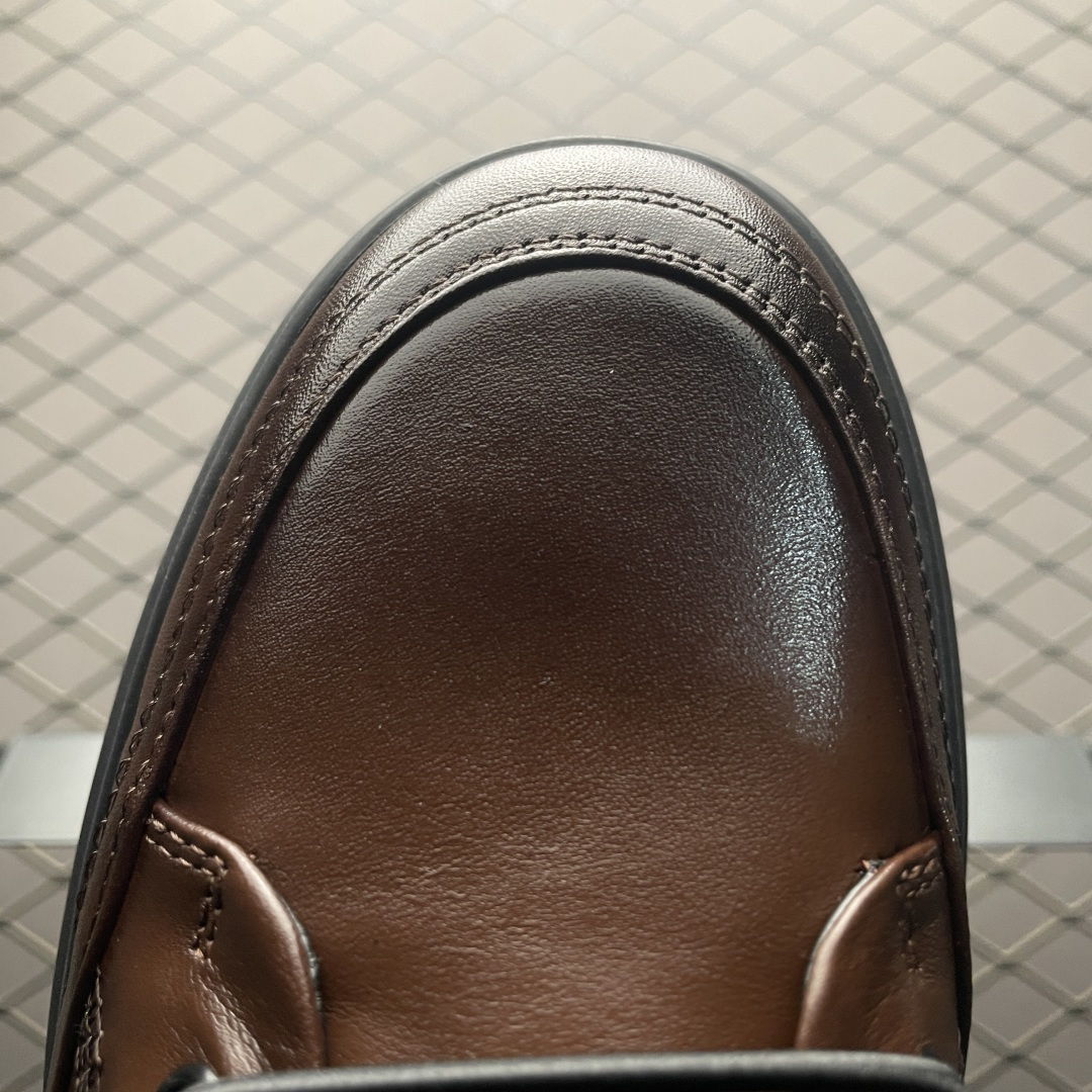 ECCO 爱步 商务正装休闲鞋 雅仕系列 细腻深邃甄选粒纹皮革 天然纹理，手感顺滑，柔软有型，贴合双足高