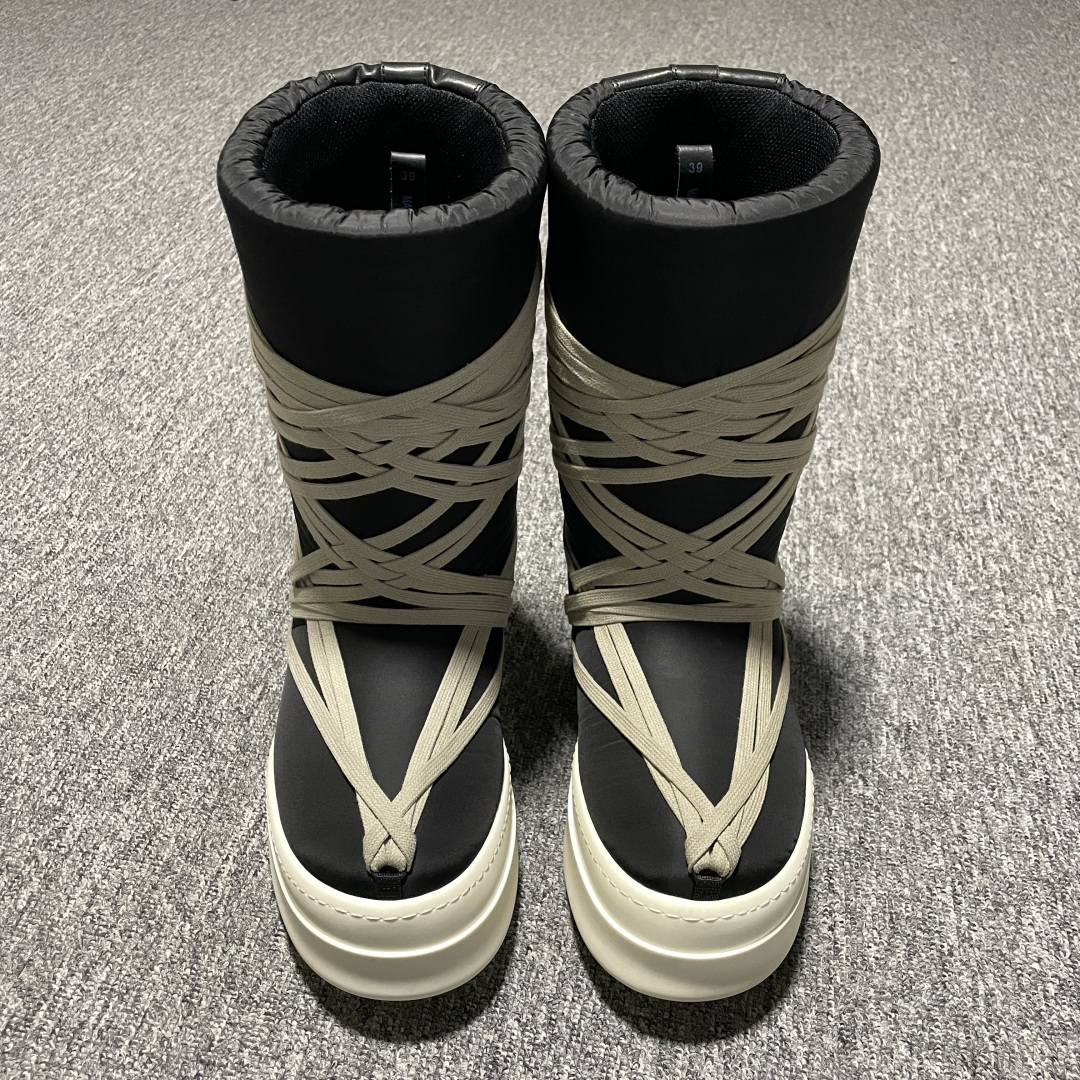 💰580  Rick Owens x Moncler 盟可睐/蒙口 瑞克欧文斯 蒙口联名款 圆筒雪地靴 当暗黑教父遇上极地探险家 ！Rick Owens的哥特式暗黑美学与Moncler Trailgrip的硬核机能基因碰撞，诞生一双「废土未来主义」战靴，每处细节都在诉说：生存与美学，从不妥协 原装大盒包装 尺码： 36-46 编号：63PHIU10