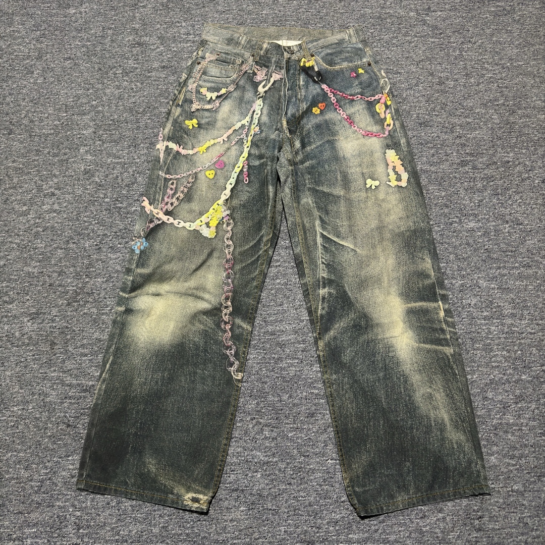 💰340 S# Acne Studios 25FW 糖果链条印花牛仔裤 真正原版购回开发打版 高端零售专供 品质保证 100%放心出街 尺码:46 48 50 (拍摄灯光有跳灯问题颜色偏差 实物颜色为正品🆚大货对比图 )编号:39OFUT82
面料采用10支斜纹白胚长绒棉织成,面料整匹数码直喷,进口机器清晰度完全还原无色差
纽扣开模logo,所有印花接缝位置全部对位缝合,市面很多版本觉得对位难做把因为位置移动了(比如后腰皮牌中间都有一根缝线,很多版本觉得不好做都把缝线移动到了皮牌下面)
印花精度要求极高:3D错视效果需要精准还原链条的立体感和色彩层次 而市面常见的是胶浆印花工艺
大货仅印花调色/细节修正就反复8-10次 市面普通工厂难以达标
大货采用“先印花后裁剪”的单片裁剪工艺 激光定位切割裁片 保证缝纫时印花图案对位精准,一旦偏移同样无法保证整体视觉效果,总的来说这条看成型的立体效果就对了 秒杀市面99的产品
原版印花后做喷马骝/酵素洗做旧
水洗力度和化学试剂浓度 避免印花脱落、褪色不均 这些都是需要反复调试的,市面大多数机器不正确 工艺顺序更是一言难尽
独家原版定制三标辅料