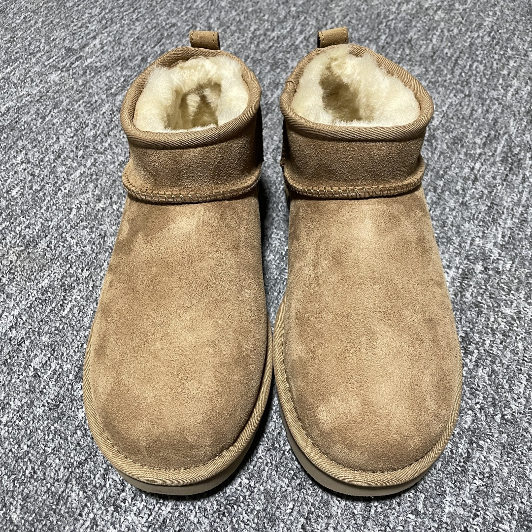 💰469 平臺外貿專供 UGG 中幫雪地靴 1116109 十年品牌製鞋代工廠生產線出品 注重每一處細節 隆豐A級真羊皮毛一體 完全遵循ZP工藝流程打造 尺碼：35 36 37 38 39 40 編號： 21YDEF39