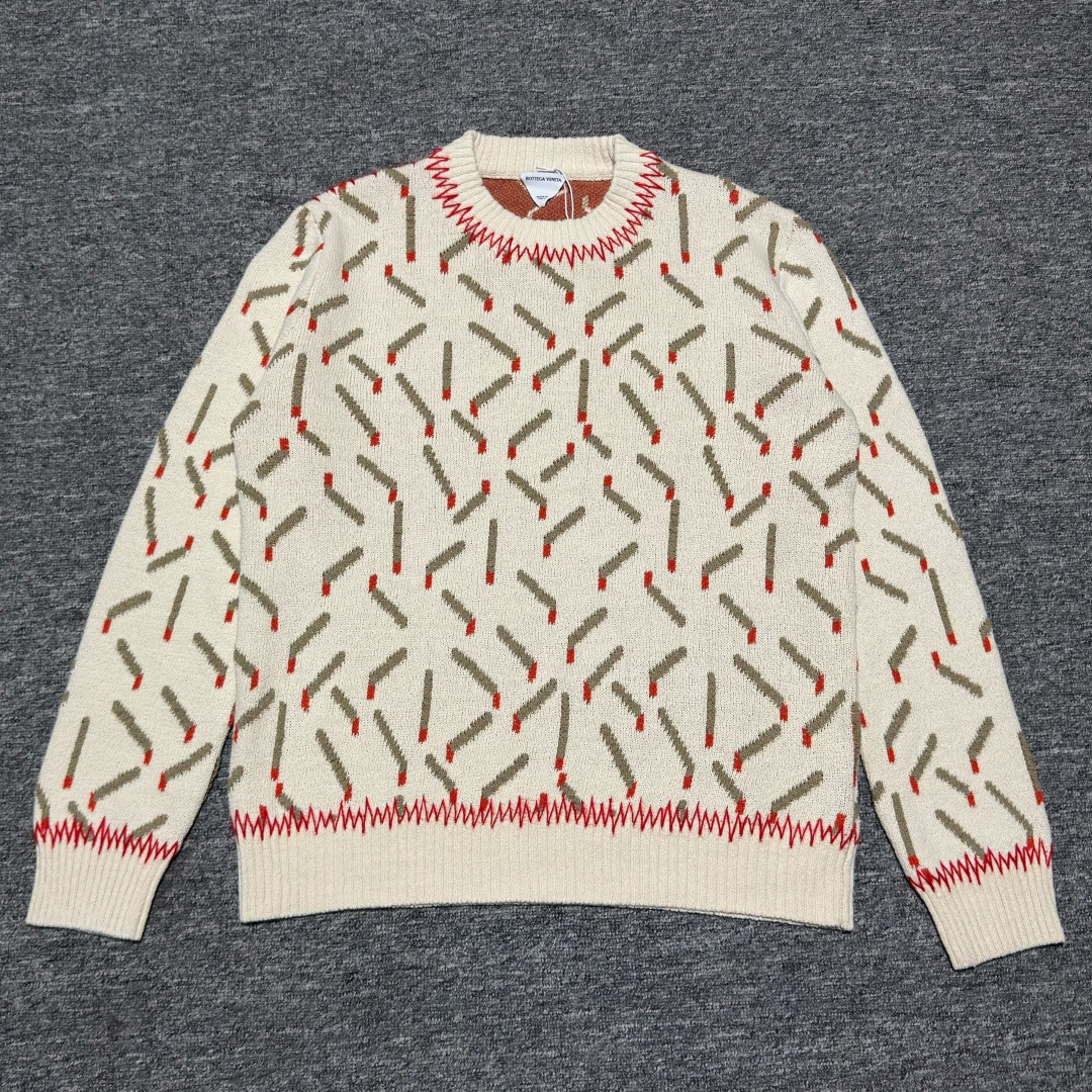 本地自取💰400 核心主推好价 S# BV 葆蝶家 小火柴针织毛衣 高端零售专供 真正原版开发 品质保证 100%放心出街 尺码：S M L XL 编号：45PFUT77

面料：此款为对照原版纱线定织定染“特种纱线”——主色“米杏色”为定染18支单股棉曲纱，成分100%棉，经过一道特殊工艺织成带有弯曲曲线的纱线，纱面形成风格不一的“波浪”效果

火柴图案，“绿红”两个副色，为定织定染21支单股麻棉混纺冰曲纱线。整件三个颜色，均为对版定做，开发与重复对色修改时间，超过3个多月！非常具有难度挑战性！

织片工艺：整件毛衣，对版采用“空气层提花”工艺，工序复杂，做法流程与原版相同。

使用毛衣织片天花板级别，德国进口“STOLL正五针横机”织片（进口机台昂贵，市面一般都是用国产机台做），由于整个工序与花型非常繁琐，整个织片流程相对缓慢，单台机器一天只能出5件衣服，产量非常少。整件衣服织片耗时近230分钟！

德国进口STOLL横机机台织片，这种机台针法精度高，织片针法更细腻，是高端奢侈品原厂御用机台！

满印火柴图案，由资深老画图师傅根据原版图案、位置，1：1描绘制作，重复修改细节十几版，才做到与原版的整体效果相同！

由于主副两种纱线均为特别定做，支数与弹性不一样，所以火柴图案才能达到原版浮于面料表层的立体效果，非常具有设计性

领口与下摆处，各有一道红色“心电图”装饰线，采用奢侈品最高级别的手缝工艺，每件毛衣，就算是十几年手艺的老匠人，也需要耗费2个多小时才能完整地缝完一件衣服，非常消耗耐心和考验技术的一道工艺，人工成本昂贵！

领标水洗标吊牌，都是25年最新款定制标，洗标带货号，以及单独的水洗尺码标，与原版一致

领标处，为纯手工“挑纱”针缝倒三角织唛标，且标上只有3个针缝点，从衣服背面看不出任何针迹，匠心所致，细节极致还原！